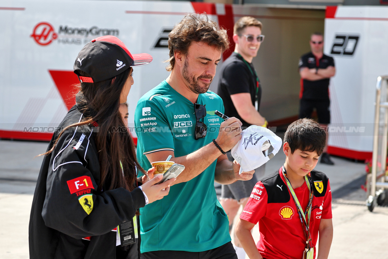 GP BAHRAIN, Fernando Alonso (ESP) Aston Martin F1 Team signs autographs for the fans in the paddock.

05.03.2023. Formula 1 World Championship, Rd 1, Bahrain Grand Prix, Sakhir, Bahrain, Gara Day.

- www.xpbimages.com, EMail: requests@xpbimages.com © Copyright: Moy / XPB Images