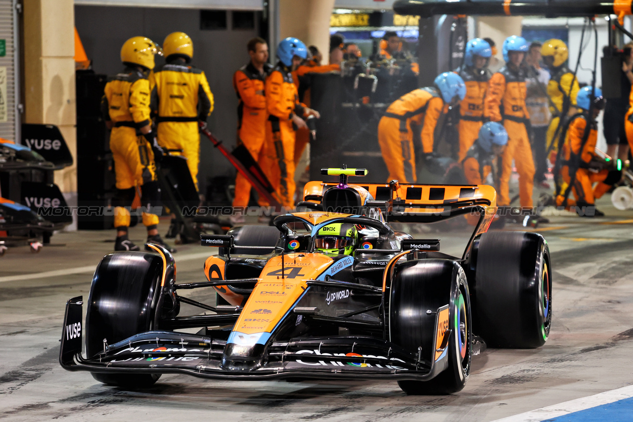 GP BAHRAIN, Lando Norris (GBR) McLaren MCL60 makes a pit stop.

05.03.2023. Formula 1 World Championship, Rd 1, Bahrain Grand Prix, Sakhir, Bahrain, Gara Day.

- www.xpbimages.com, EMail: requests@xpbimages.com © Copyright: Batchelor / XPB Images