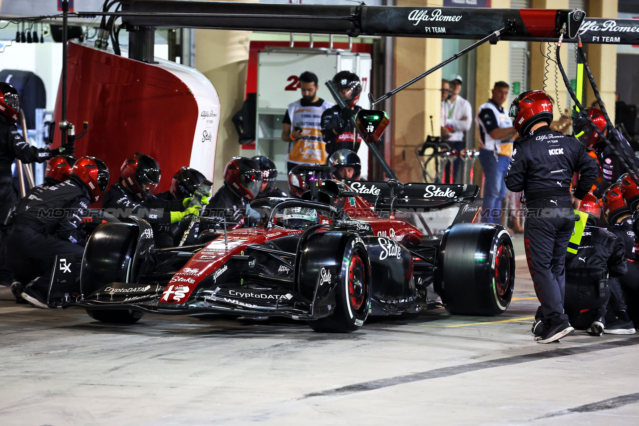 GP BAHRAIN, Valtteri Bottas (FIN) Alfa Romeo F1 Team C43 makes a pit stop.

05.03.2023. Formula 1 World Championship, Rd 1, Bahrain Grand Prix, Sakhir, Bahrain, Gara Day.

- www.xpbimages.com, EMail: requests@xpbimages.com © Copyright: Batchelor / XPB Images