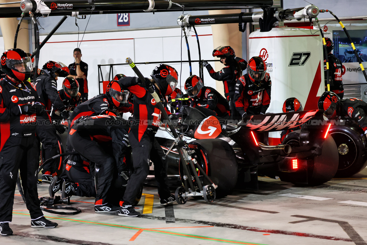 GP BAHRAIN, Nico Hulkenberg (GER) Haas VF-23 makes a pit stop.

05.03.2023. Formula 1 World Championship, Rd 1, Bahrain Grand Prix, Sakhir, Bahrain, Gara Day.

- www.xpbimages.com, EMail: requests@xpbimages.com © Copyright: Batchelor / XPB Images