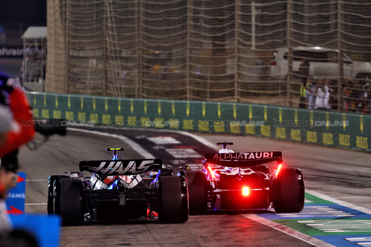 GP BAHRAIN, Nico Hulkenberg (GER) Haas VF-23 e Nyck de Vries (NLD) AlphaTauri AT04 leave the pits.

05.03.2023. Formula 1 World Championship, Rd 1, Bahrain Grand Prix, Sakhir, Bahrain, Gara Day.

- www.xpbimages.com, EMail: requests@xpbimages.com © Copyright: Batchelor / XPB Images