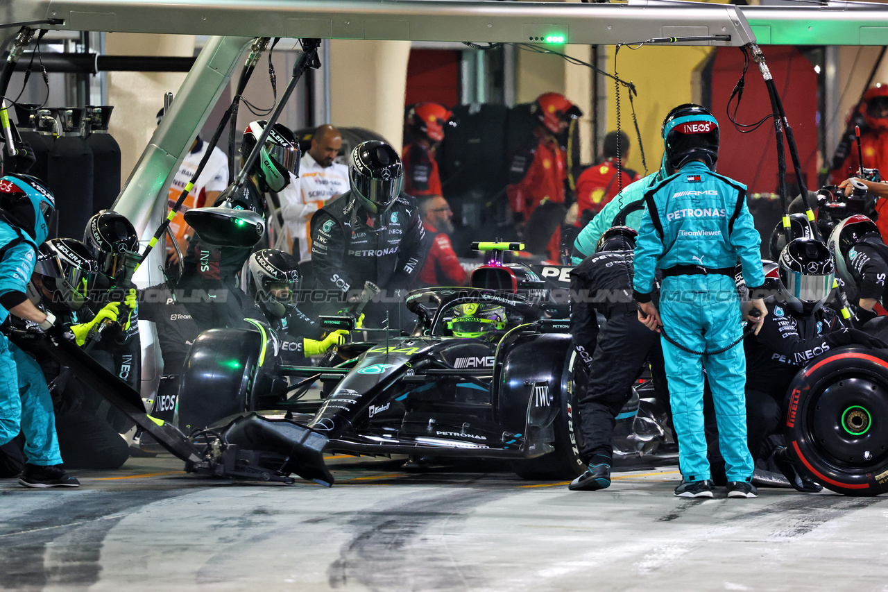 GP BAHRAIN, Lewis Hamilton (GBR) Mercedes AMG F1 W14 makes a pit stop.

05.03.2023. Formula 1 World Championship, Rd 1, Bahrain Grand Prix, Sakhir, Bahrain, Gara Day.

- www.xpbimages.com, EMail: requests@xpbimages.com © Copyright: Batchelor / XPB Images