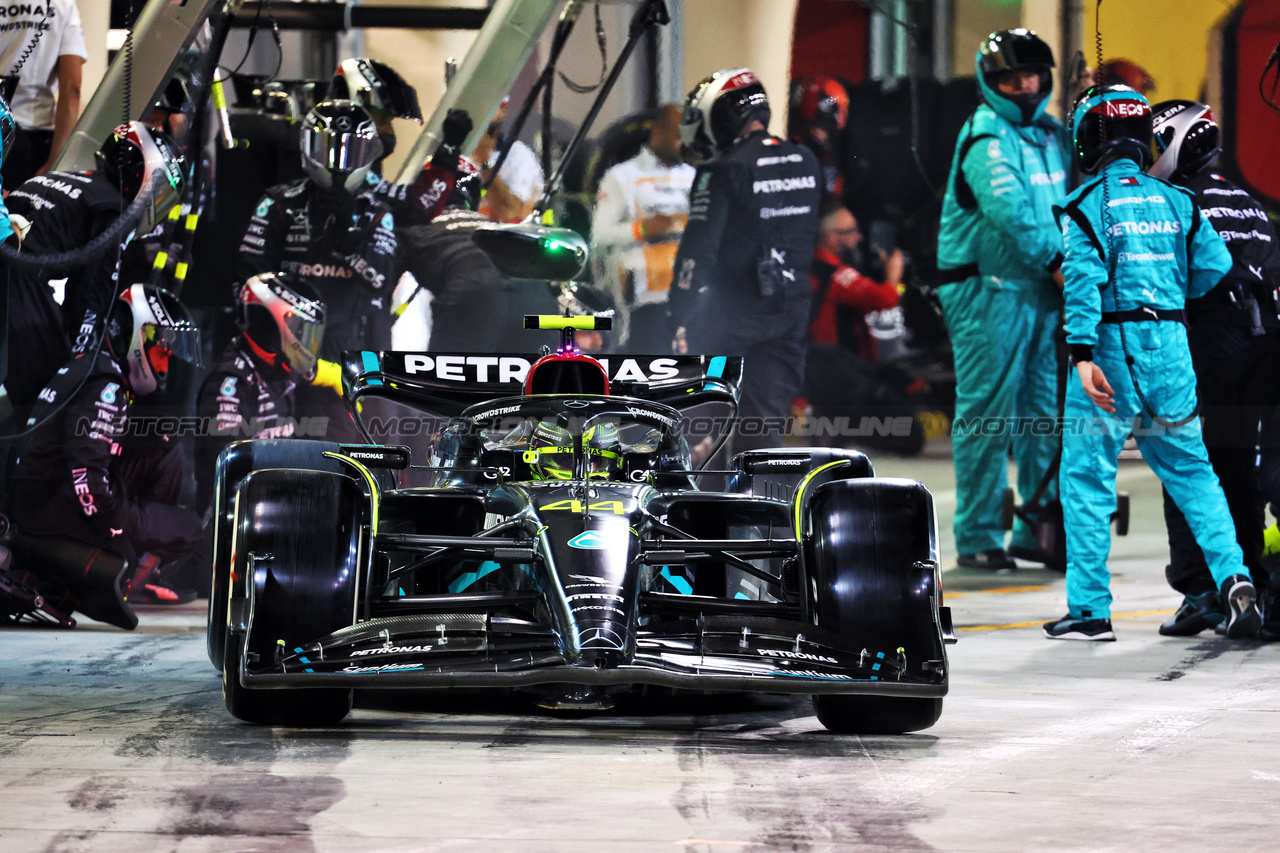 GP BAHRAIN, Lewis Hamilton (GBR) Mercedes AMG F1 W14 makes a pit stop.

05.03.2023. Formula 1 World Championship, Rd 1, Bahrain Grand Prix, Sakhir, Bahrain, Gara Day.

- www.xpbimages.com, EMail: requests@xpbimages.com © Copyright: Batchelor / XPB Images