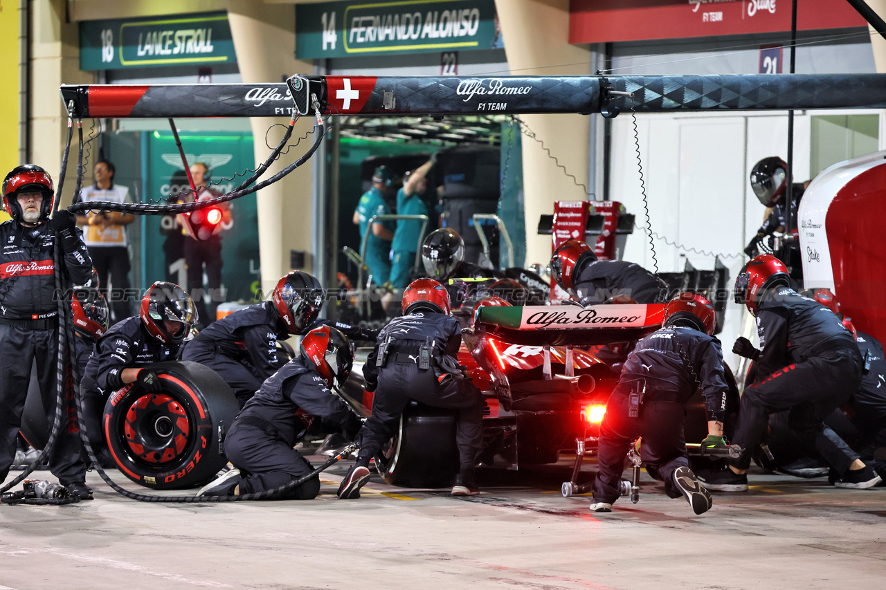 GP BAHRAIN, Zhou Guanyu (CHN) Alfa Romeo F1 Team C43 makes a pit stop.

05.03.2023. Formula 1 World Championship, Rd 1, Bahrain Grand Prix, Sakhir, Bahrain, Gara Day.

- www.xpbimages.com, EMail: requests@xpbimages.com © Copyright: Batchelor / XPB Images