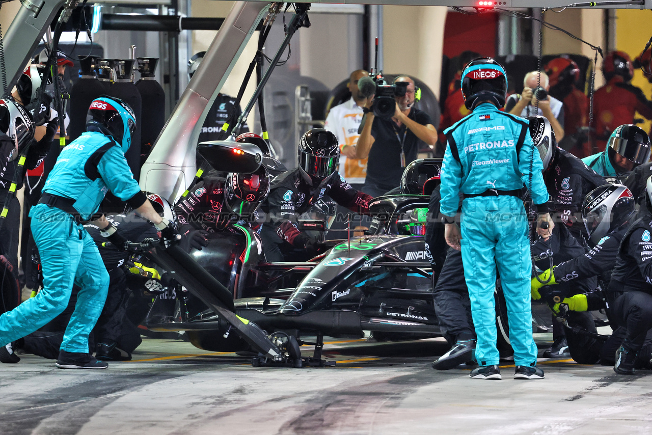 GP BAHRAIN, George Russell (GBR) Mercedes AMG F1 W14 makes a pit stop.

05.03.2023. Formula 1 World Championship, Rd 1, Bahrain Grand Prix, Sakhir, Bahrain, Gara Day.

- www.xpbimages.com, EMail: requests@xpbimages.com © Copyright: Batchelor / XPB Images
