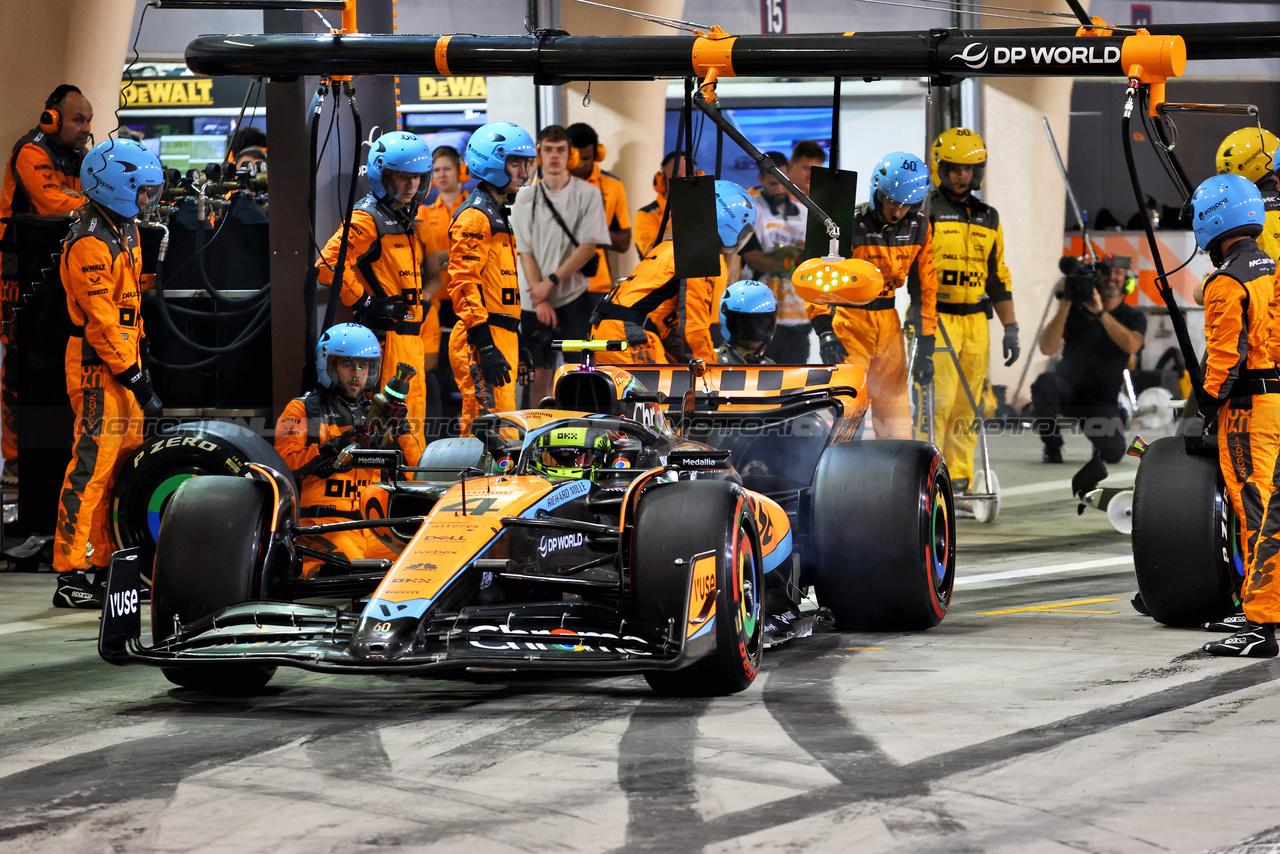 GP BAHRAIN, Lando Norris (GBR) McLaren MCL60 makes a pit stop.

05.03.2023. Formula 1 World Championship, Rd 1, Bahrain Grand Prix, Sakhir, Bahrain, Gara Day.

- www.xpbimages.com, EMail: requests@xpbimages.com © Copyright: Batchelor / XPB Images