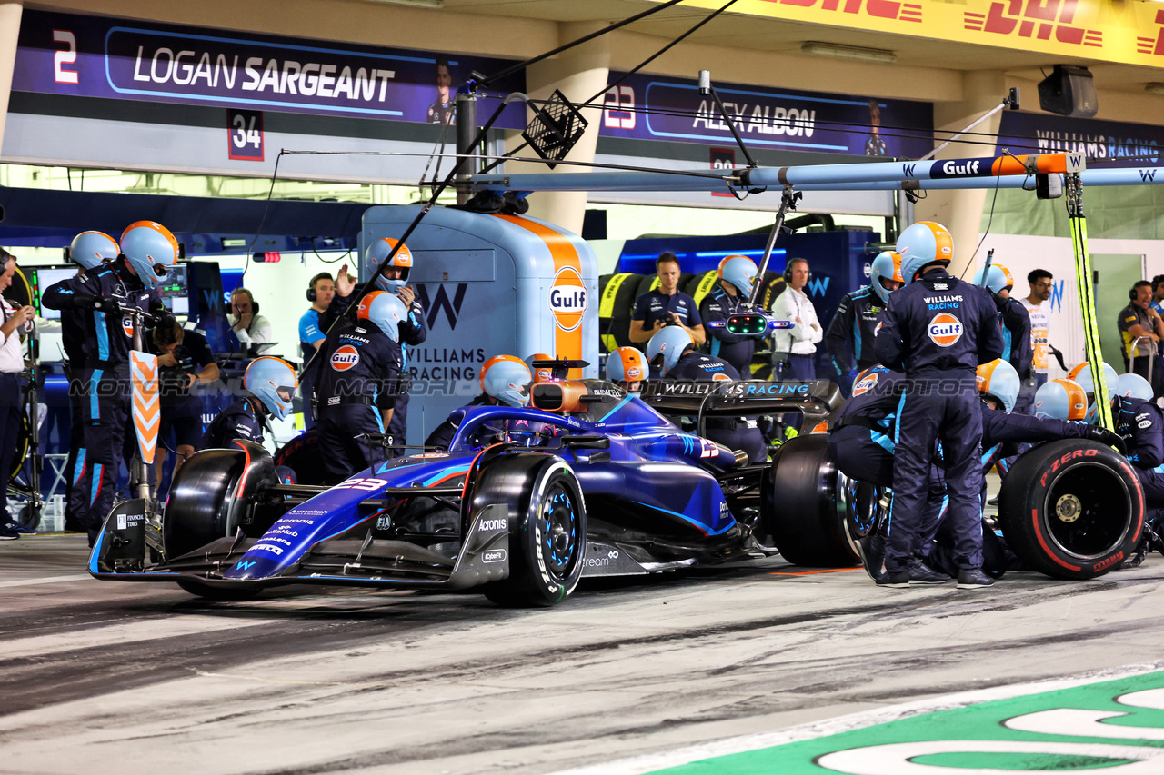 GP BAHRAIN, Alexander Albon (THA) Williams Racing FW45 makes a pit stop.

05.03.2023. Formula 1 World Championship, Rd 1, Bahrain Grand Prix, Sakhir, Bahrain, Gara Day.

- www.xpbimages.com, EMail: requests@xpbimages.com © Copyright: Batchelor / XPB Images