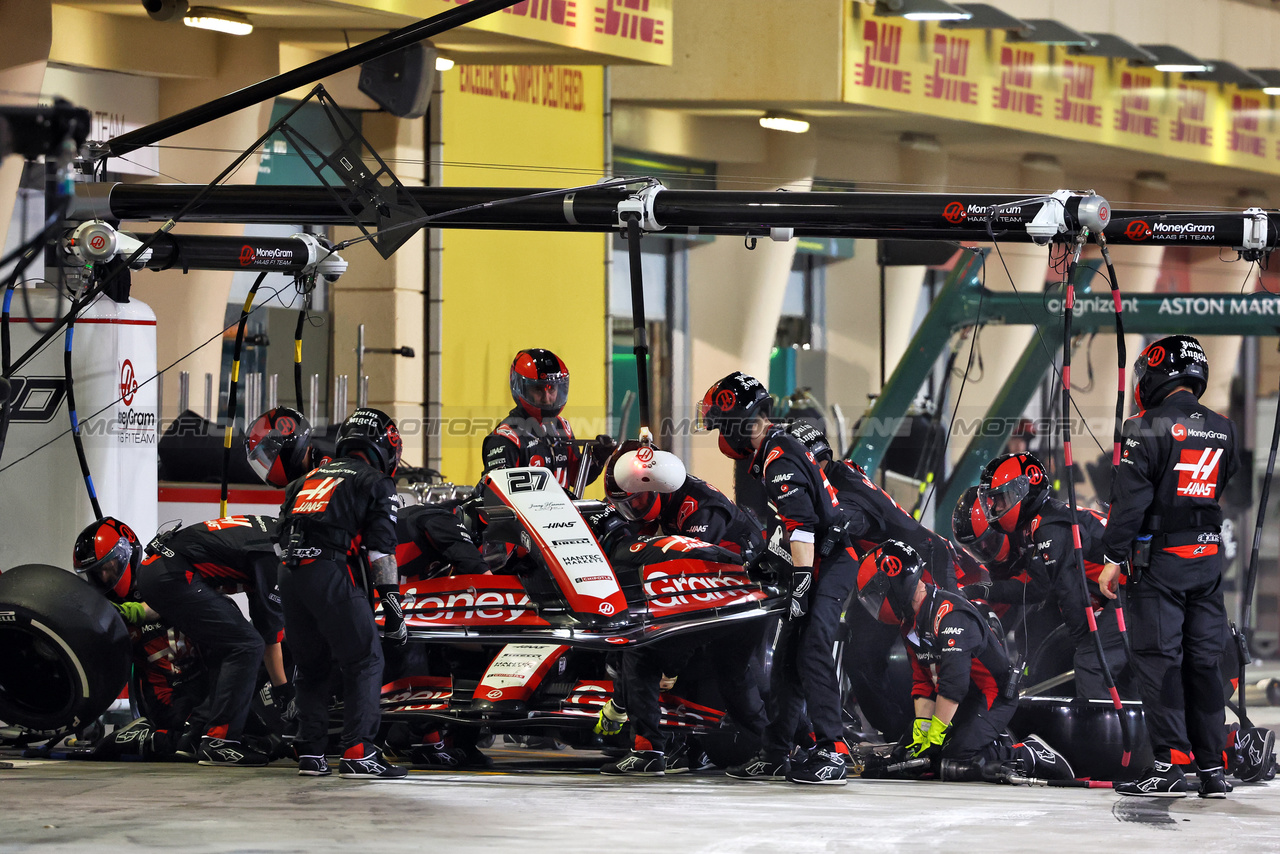 GP BAHRAIN, Nico Hulkenberg (GER) Haas VF-23 makes a pit stop - nosecone change.

05.03.2023. Formula 1 World Championship, Rd 1, Bahrain Grand Prix, Sakhir, Bahrain, Gara Day.

- www.xpbimages.com, EMail: requests@xpbimages.com © Copyright: Batchelor / XPB Images