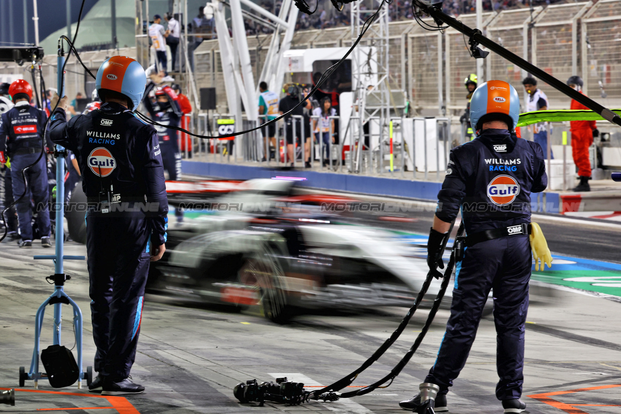 GP BAHRAIN, Williams Racing await a pit stop.

05.03.2023. Formula 1 World Championship, Rd 1, Bahrain Grand Prix, Sakhir, Bahrain, Gara Day.

- www.xpbimages.com, EMail: requests@xpbimages.com © Copyright: Batchelor / XPB Images