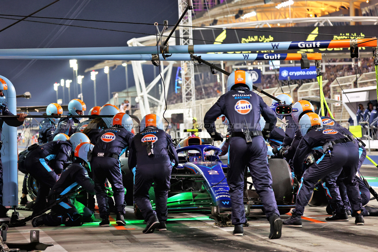 GP BAHRAIN, Logan Sargeant (USA) Williams Racing FW45 makes a pit stop.

05.03.2023. Formula 1 World Championship, Rd 1, Bahrain Grand Prix, Sakhir, Bahrain, Gara Day.

- www.xpbimages.com, EMail: requests@xpbimages.com © Copyright: Batchelor / XPB Images