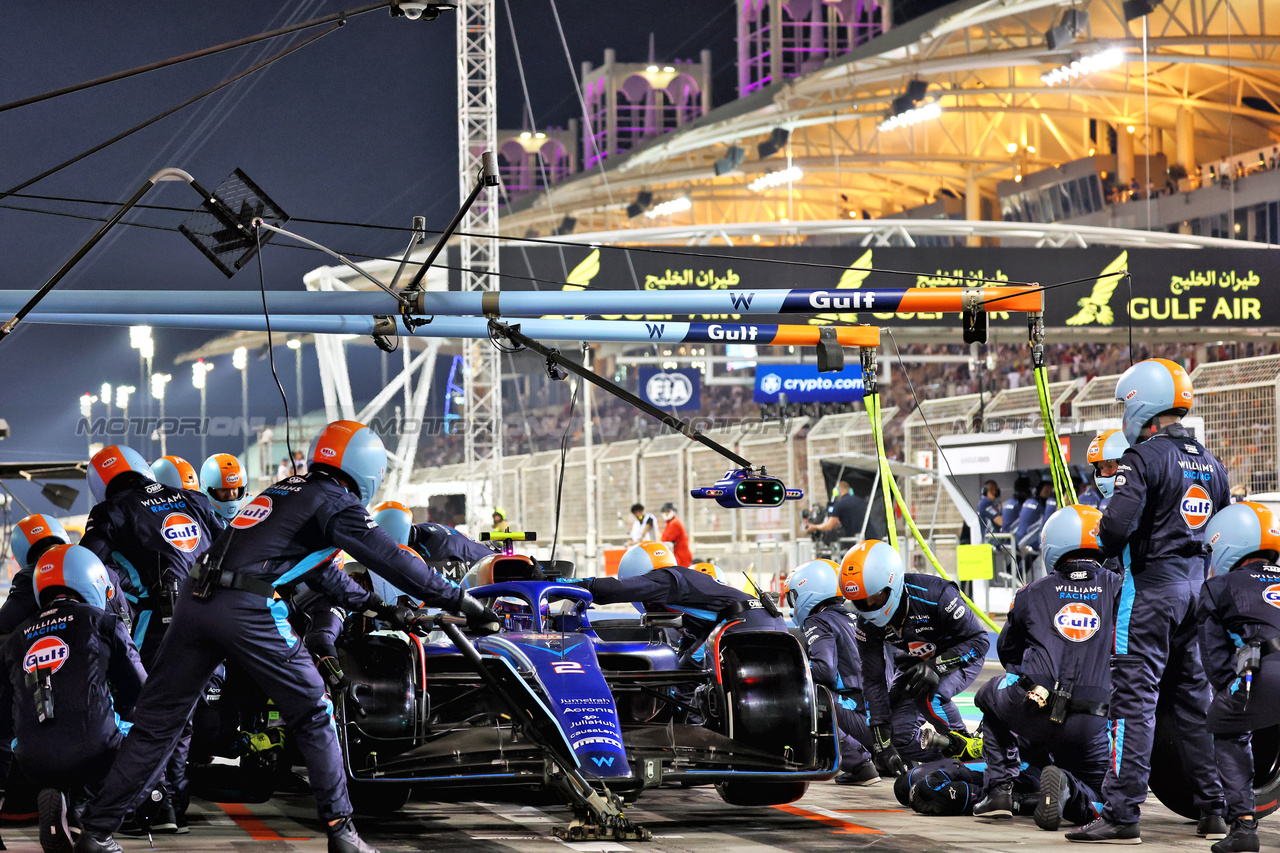 GP BAHRAIN, Logan Sargeant (USA) Williams Racing FW45 makes a pit stop.

05.03.2023. Formula 1 World Championship, Rd 1, Bahrain Grand Prix, Sakhir, Bahrain, Gara Day.

- www.xpbimages.com, EMail: requests@xpbimages.com © Copyright: Batchelor / XPB Images