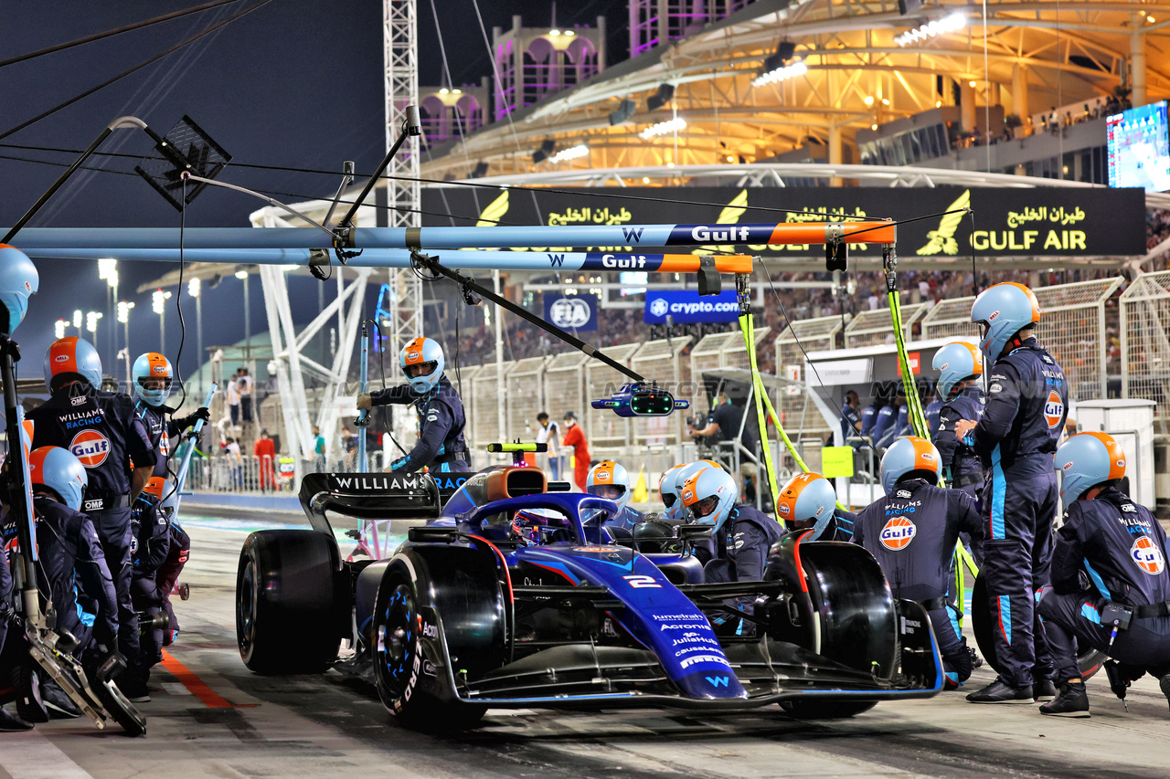 GP BAHRAIN, Logan Sargeant (USA) Williams Racing FW45 makes a pit stop.

05.03.2023. Formula 1 World Championship, Rd 1, Bahrain Grand Prix, Sakhir, Bahrain, Gara Day.

- www.xpbimages.com, EMail: requests@xpbimages.com © Copyright: Batchelor / XPB Images