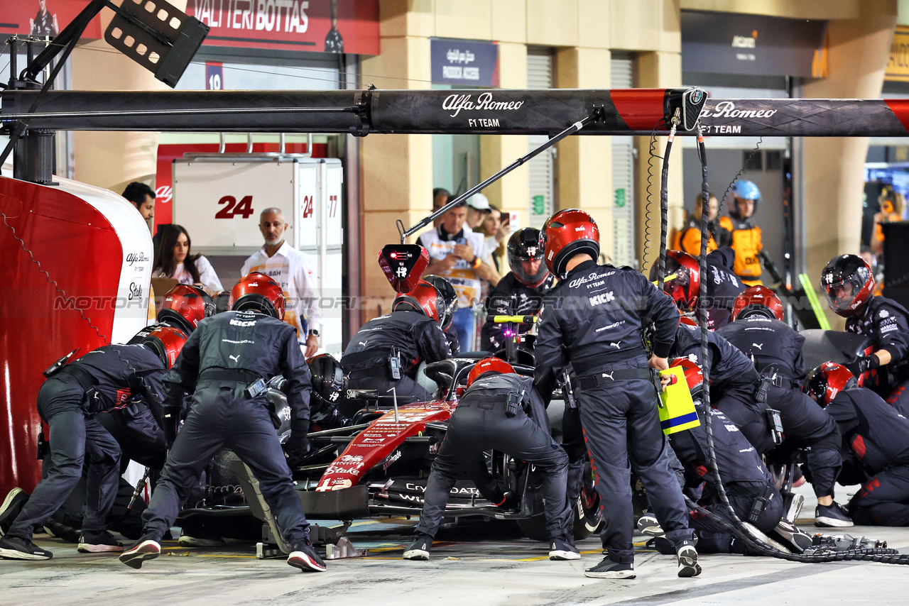 GP BAHRAIN, Zhou Guanyu (CHN) Alfa Romeo F1 Team C43 makes a pit stop.

05.03.2023. Formula 1 World Championship, Rd 1, Bahrain Grand Prix, Sakhir, Bahrain, Gara Day.

- www.xpbimages.com, EMail: requests@xpbimages.com © Copyright: Batchelor / XPB Images
