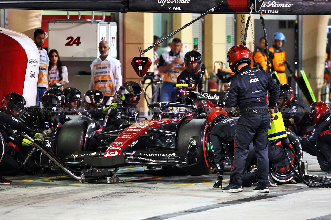 GP BAHRAIN, Zhou Guanyu (CHN) Alfa Romeo F1 Team C43 makes a pit stop.

05.03.2023. Formula 1 World Championship, Rd 1, Bahrain Grand Prix, Sakhir, Bahrain, Gara Day.

- www.xpbimages.com, EMail: requests@xpbimages.com © Copyright: Batchelor / XPB Images
