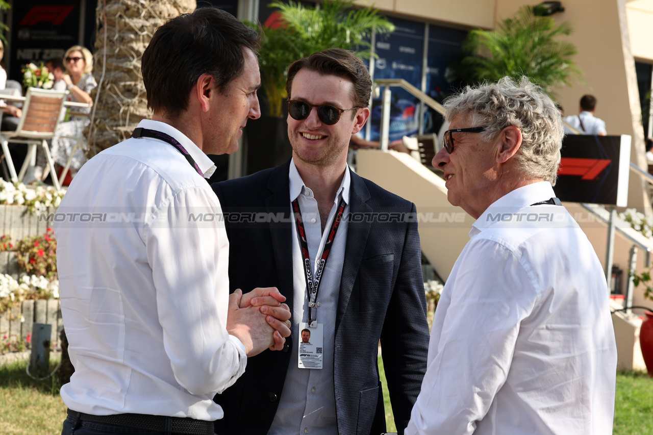 GP BAHRAIN, (L to R): Tom Clarkson (GBR) Journalist with Carsten Tilke (GER) Circuit Designer e Hermann Tilke (GER) Circuit Designer.

05.03.2023. Formula 1 World Championship, Rd 1, Bahrain Grand Prix, Sakhir, Bahrain, Gara Day.

- www.xpbimages.com, EMail: requests@xpbimages.com © Copyright: Moy / XPB Images