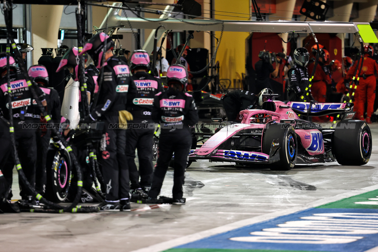 GP BAHRAIN, Esteban Ocon (FRA) Alpine F1 Team A523 makes a pit stop.

05.03.2023. Formula 1 World Championship, Rd 1, Bahrain Grand Prix, Sakhir, Bahrain, Gara Day.

- www.xpbimages.com, EMail: requests@xpbimages.com © Copyright: Batchelor / XPB Images