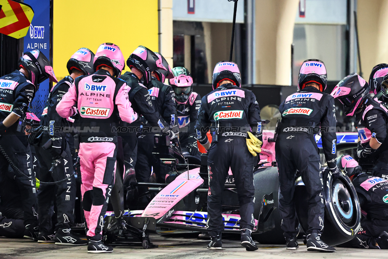 GP BAHRAIN, Esteban Ocon (FRA) Alpine F1 Team A523 makes a pit stop.

05.03.2023. Formula 1 World Championship, Rd 1, Bahrain Grand Prix, Sakhir, Bahrain, Gara Day.

- www.xpbimages.com, EMail: requests@xpbimages.com © Copyright: Batchelor / XPB Images