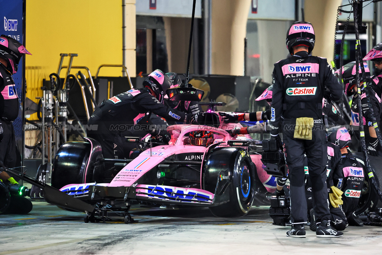 GP BAHRAIN, Esteban Ocon (FRA) Alpine F1 Team A523 makes a pit stop.

05.03.2023. Formula 1 World Championship, Rd 1, Bahrain Grand Prix, Sakhir, Bahrain, Gara Day.

- www.xpbimages.com, EMail: requests@xpbimages.com © Copyright: Batchelor / XPB Images