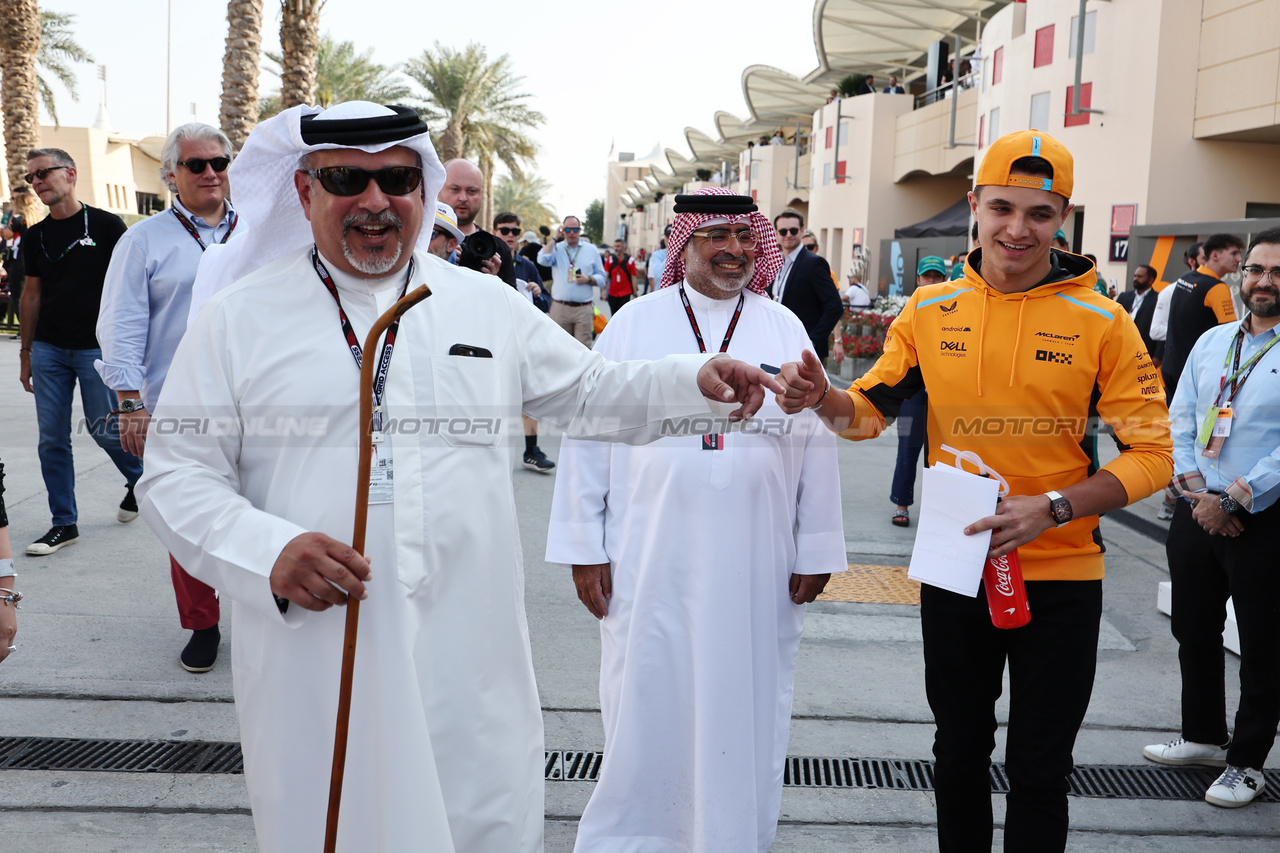 GP BAHRAIN, (L to R): Crown Prince Shaikh Salman bin Isa Hamad Al Khalifa (BRN) with Muhammed Al Khalifa (BRN) Bahrain Circuit Chairman e Lando Norris (GBR) McLaren.

05.03.2023. Formula 1 World Championship, Rd 1, Bahrain Grand Prix, Sakhir, Bahrain, Gara Day.

- www.xpbimages.com, EMail: requests@xpbimages.com © Copyright: Moy / XPB Images