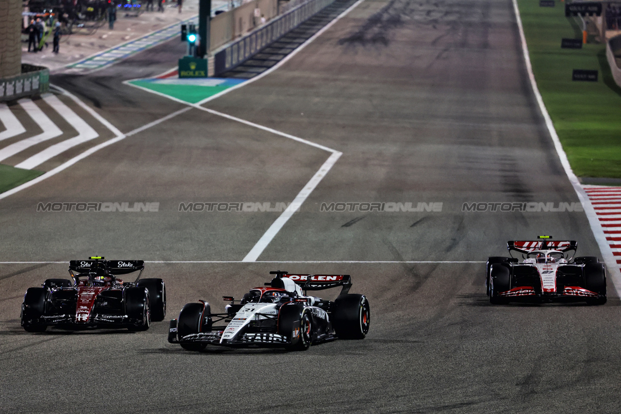 GP BAHRAIN, Zhou Guanyu (CHN) Alfa Romeo F1 Team C43 e Nyck de Vries (NLD) AlphaTauri AT04 battle for position.

05.03.2023. Formula 1 World Championship, Rd 1, Bahrain Grand Prix, Sakhir, Bahrain, Gara Day.

- www.xpbimages.com, EMail: requests@xpbimages.com © Copyright: Charniaux / XPB Images