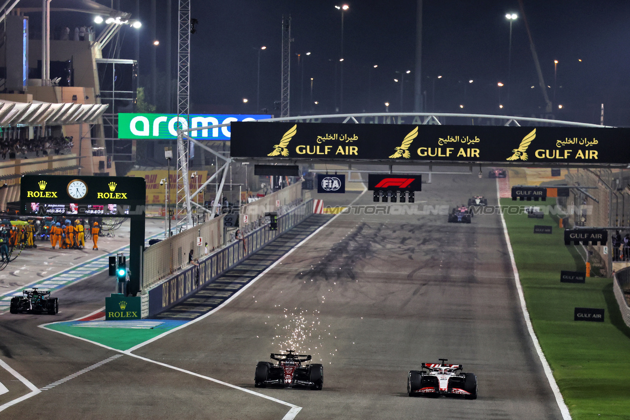 GP BAHRAIN, Zhou Guanyu (CHN) Alfa Romeo F1 Team C43 e Kevin Magnussen (DEN) Haas VF-23 battle for position.

05.03.2023. Formula 1 World Championship, Rd 1, Bahrain Grand Prix, Sakhir, Bahrain, Gara Day.

- www.xpbimages.com, EMail: requests@xpbimages.com © Copyright: Charniaux / XPB Images