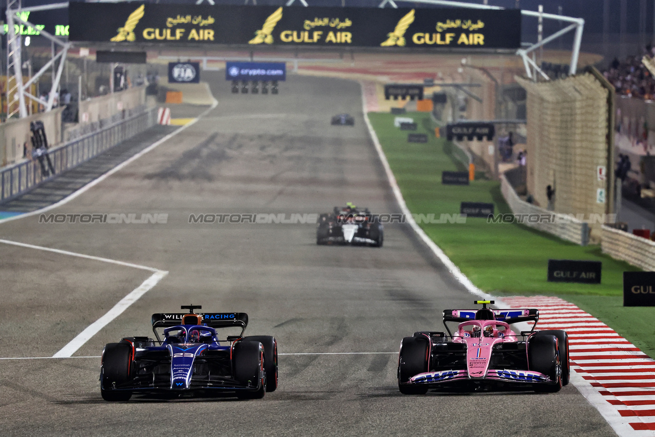 GP BAHRAIN, Alexander Albon (THA) Williams Racing FW45 e Pierre Gasly (FRA) Alpine F1 Team A523 battle for position.

05.03.2023. Formula 1 World Championship, Rd 1, Bahrain Grand Prix, Sakhir, Bahrain, Gara Day.

- www.xpbimages.com, EMail: requests@xpbimages.com © Copyright: Charniaux / XPB Images