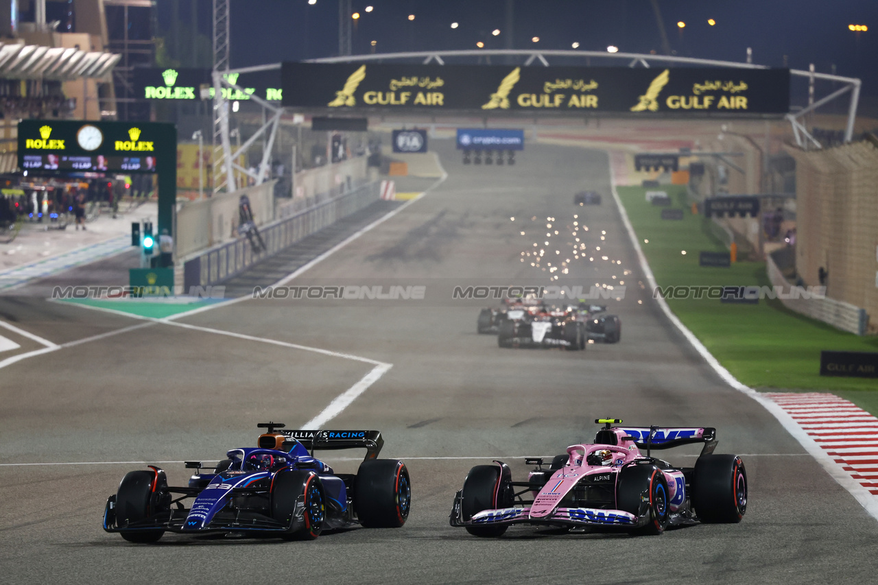 GP BAHRAIN, Alexander Albon (THA) Williams Racing FW45 e Pierre Gasly (FRA) Alpine F1 Team A523 battle for position.

05.03.2023. Formula 1 World Championship, Rd 1, Bahrain Grand Prix, Sakhir, Bahrain, Gara Day.

- www.xpbimages.com, EMail: requests@xpbimages.com © Copyright: Charniaux / XPB Images