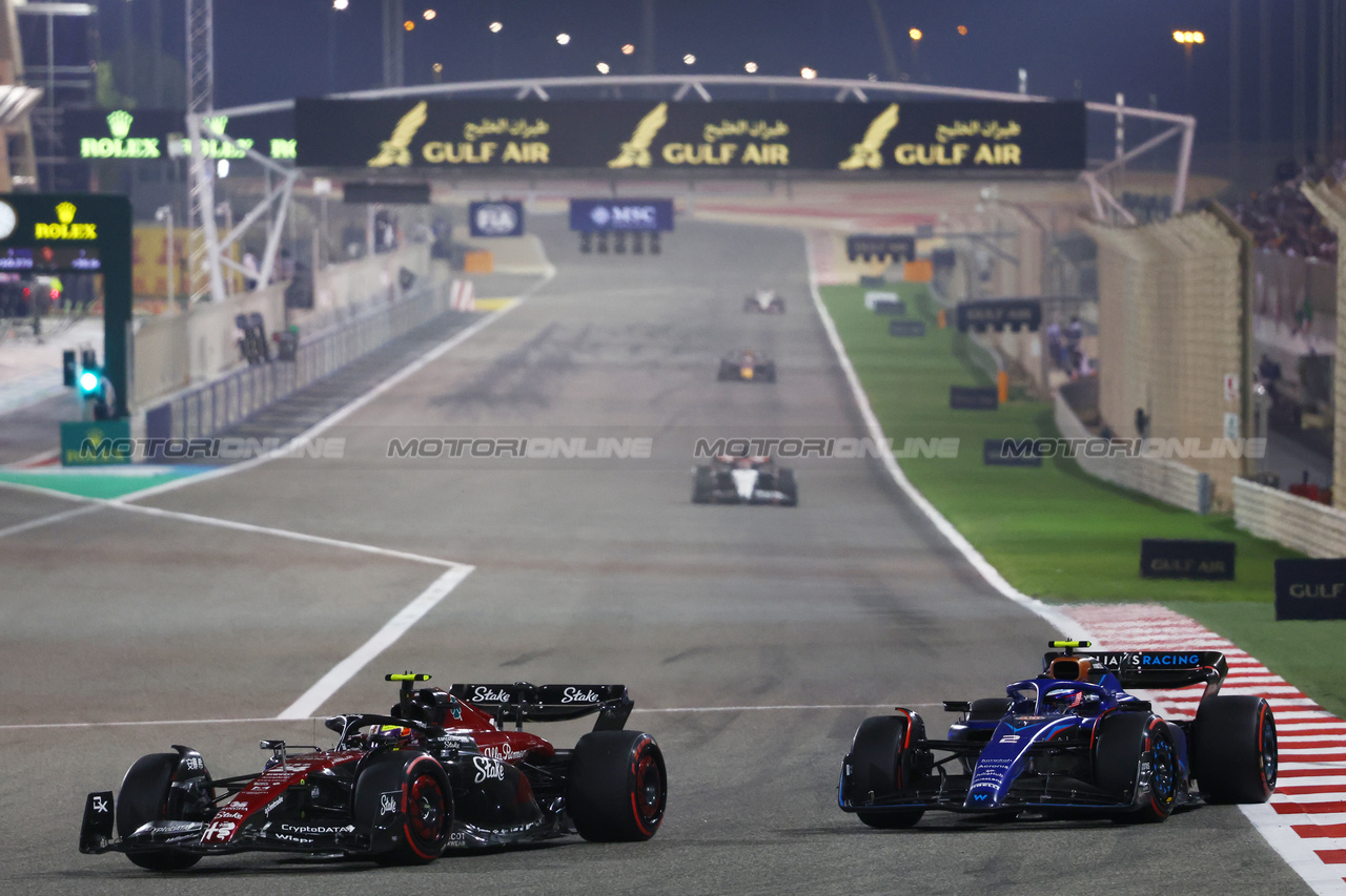 GP BAHRAIN, Zhou Guanyu (CHN) Alfa Romeo F1 Team C43 e Logan Sargeant (USA) Williams Racing FW45 battle for position.

05.03.2023. Formula 1 World Championship, Rd 1, Bahrain Grand Prix, Sakhir, Bahrain, Gara Day.

- www.xpbimages.com, EMail: requests@xpbimages.com © Copyright: Charniaux / XPB Images