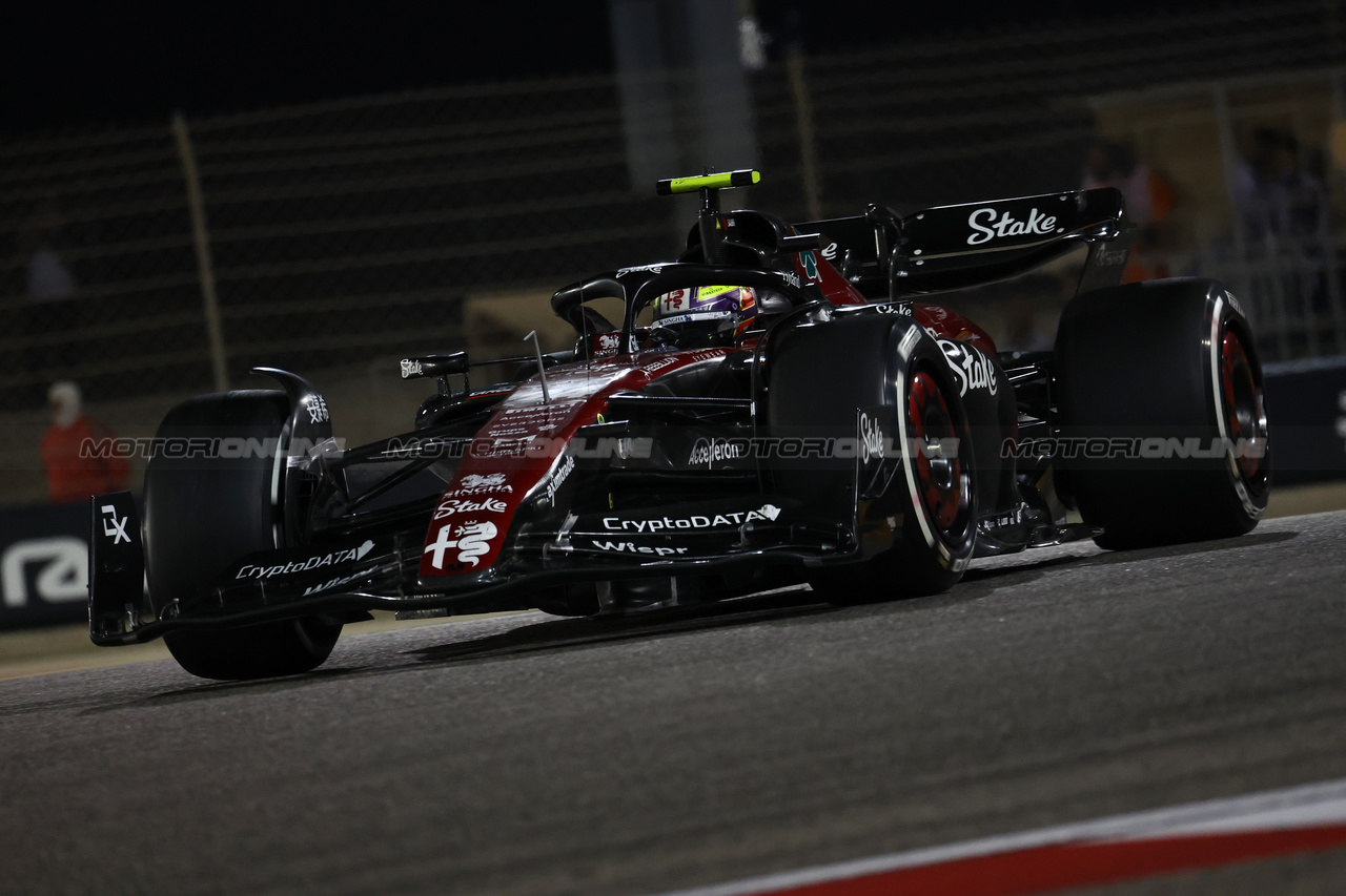 GP BAHRAIN, Zhou Guanyu (CHN) Alfa Romeo F1 Team C43.

05.03.2023. Formula 1 World Championship, Rd 1, Bahrain Grand Prix, Sakhir, Bahrain, Gara Day.

- www.xpbimages.com, EMail: requests@xpbimages.com © Copyright: Moy / XPB Images