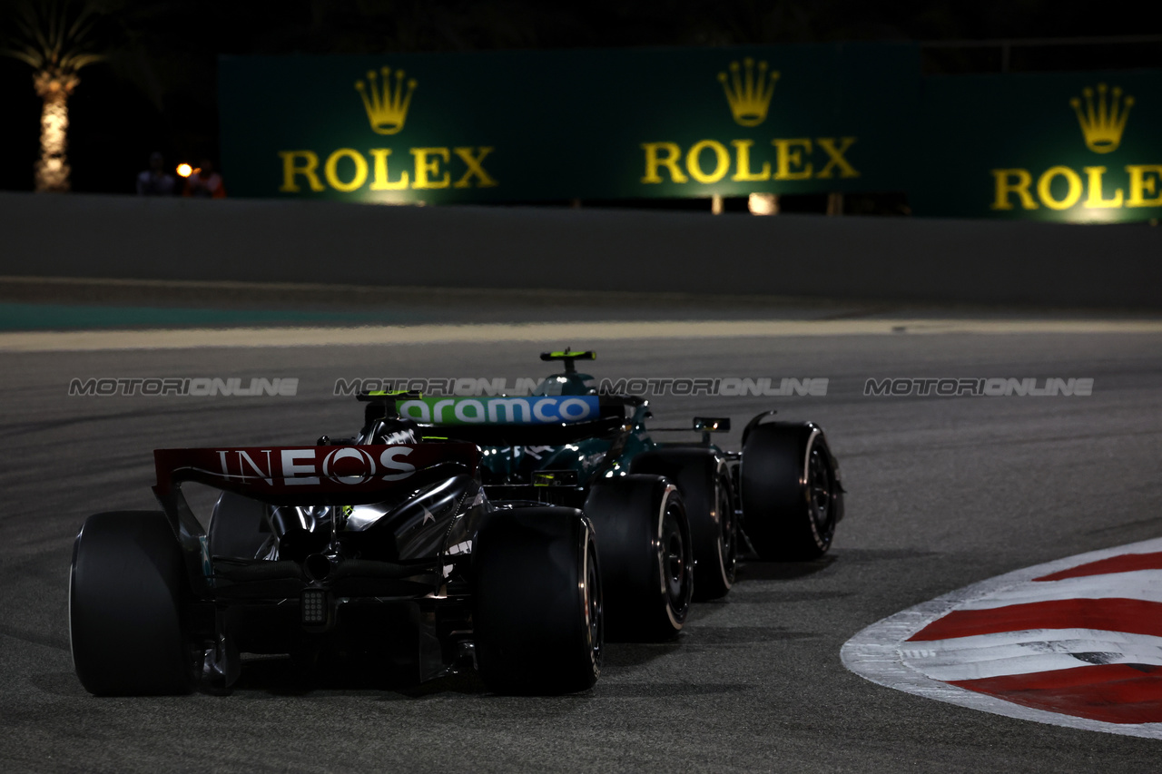 GP BAHRAIN, Fernando Alonso (ESP) Aston Martin F1 Team AMR23 davanti a Lewis Hamilton (GBR) Mercedes AMG F1 W14.

05.03.2023. Formula 1 World Championship, Rd 1, Bahrain Grand Prix, Sakhir, Bahrain, Gara Day.

- www.xpbimages.com, EMail: requests@xpbimages.com © Copyright: Moy / XPB Images