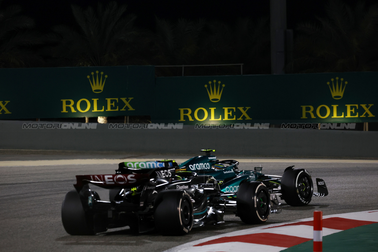 GP BAHRAIN, Fernando Alonso (ESP) Aston Martin F1 Team AMR23 davanti a Lewis Hamilton (GBR) Mercedes AMG F1 W14.

05.03.2023. Formula 1 World Championship, Rd 1, Bahrain Grand Prix, Sakhir, Bahrain, Gara Day.

- www.xpbimages.com, EMail: requests@xpbimages.com © Copyright: Moy / XPB Images