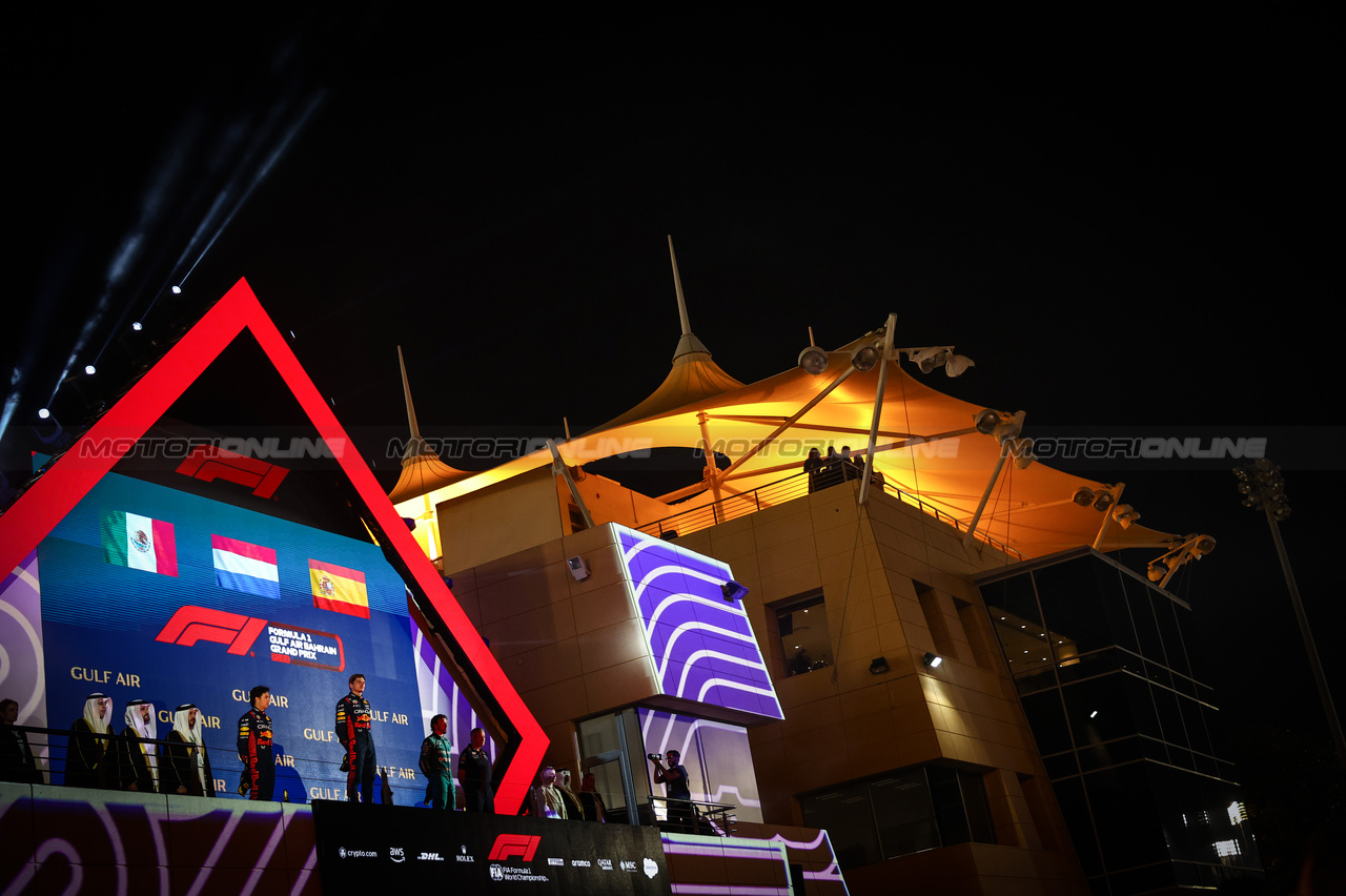 GP BAHRAIN, Max Verstappen (NLD), Red Bull Racing Sergio Perez (MEX), Red Bull Racing Fernando Alonso (ESP), Aston Martin Racing 
05.03.2023. Formula 1 World Championship, Rd 1, Bahrain Grand Prix, Sakhir, Bahrain, Gara Day.
- www.xpbimages.com, EMail: requests@xpbimages.com ¬© Copyright: Charniaux / XPB Images