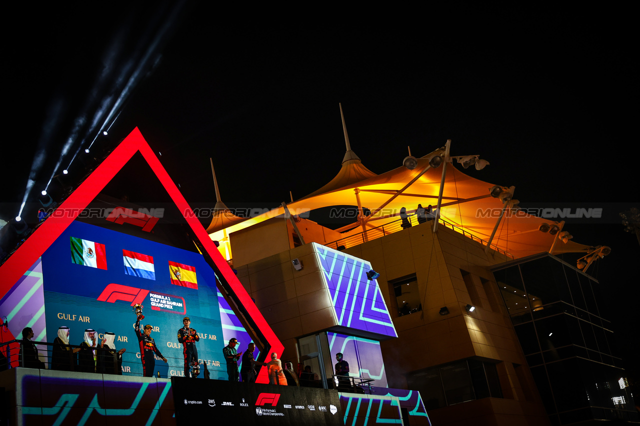 GP BAHRAIN, Max Verstappen (NLD), Red Bull Racing Sergio Perez (MEX), Red Bull Racing Fernando Alonso (ESP), Aston Martin Racing 
05.03.2023. Formula 1 World Championship, Rd 1, Bahrain Grand Prix, Sakhir, Bahrain, Gara Day.
- www.xpbimages.com, EMail: requests@xpbimages.com ¬© Copyright: Charniaux / XPB Images