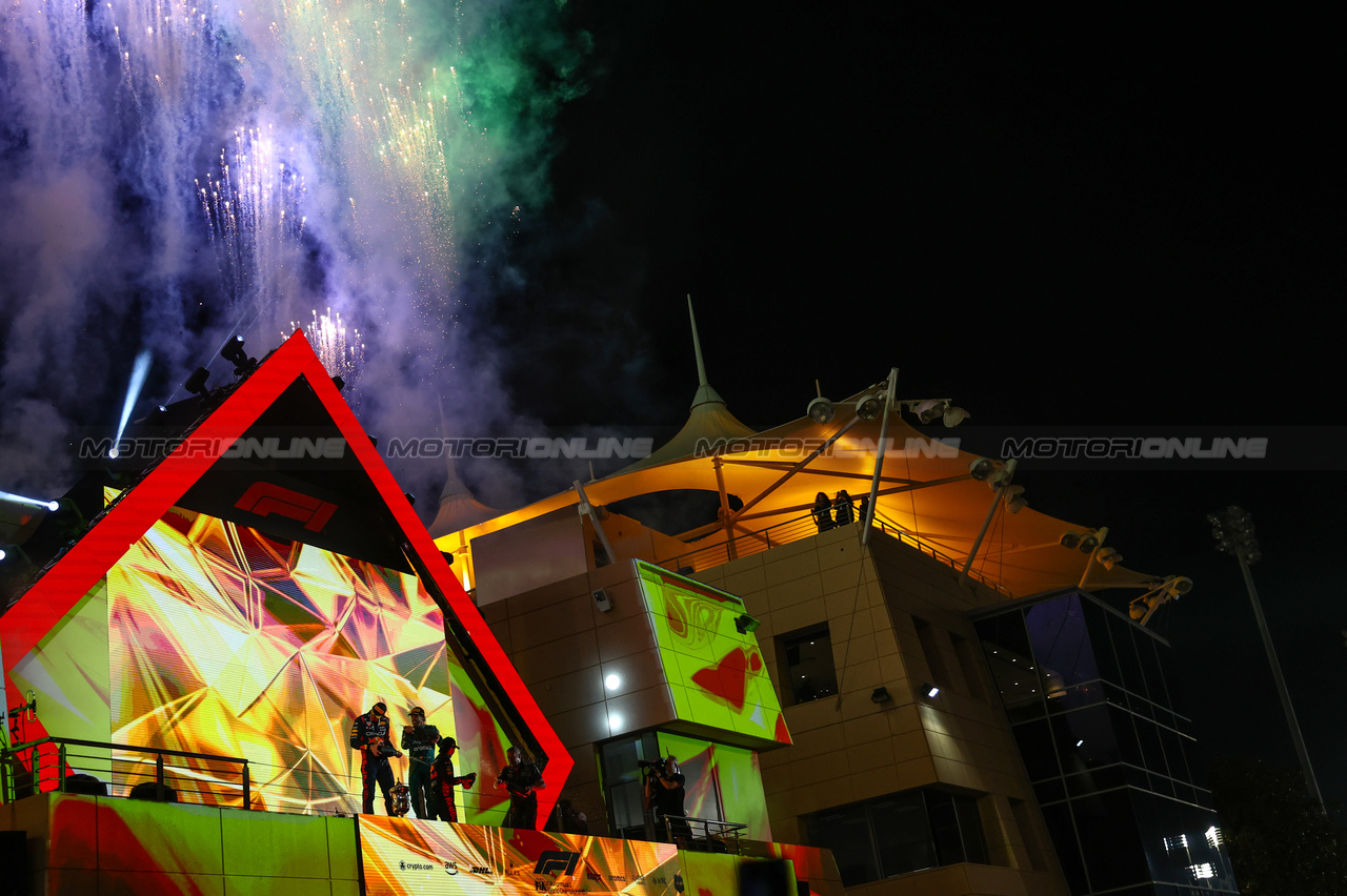 GP BAHRAIN, Max Verstappen (NLD), Red Bull Racing Sergio Perez (MEX), Red Bull Racing Fernando Alonso (ESP), Aston Martin Racing 
05.03.2023. Formula 1 World Championship, Rd 1, Bahrain Grand Prix, Sakhir, Bahrain, Gara Day.
- www.xpbimages.com, EMail: requests@xpbimages.com ¬© Copyright: Charniaux / XPB Images