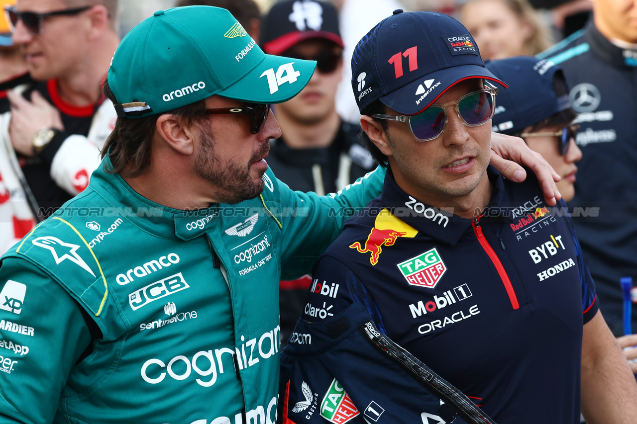 GP BAHRAIN, (L to R): Fernando Alonso (ESP) Aston Martin F1 Team e Sergio Perez (MEX) Red Bull Racing on the drivers' parade.

05.03.2023. Formula 1 World Championship, Rd 1, Bahrain Grand Prix, Sakhir, Bahrain, Gara Day.

 - www.xpbimages.com, EMail: requests@xpbimages.com © Copyright: Coates / XPB Images