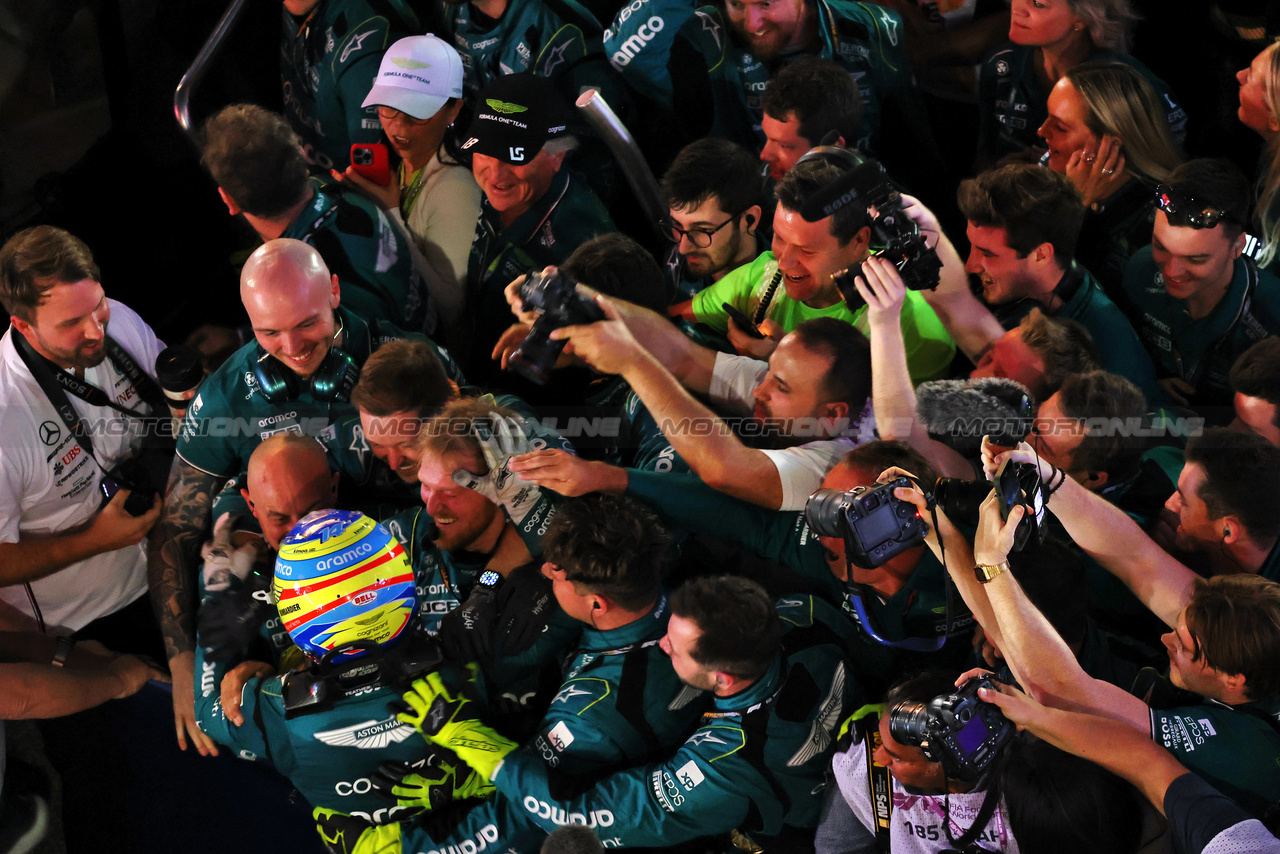 GP BAHRAIN, Fernando Alonso (ESP) Aston Martin F1 Team AMR23 celebrates his third position with the team in parc ferme.

05.03.2023. Formula 1 World Championship, Rd 1, Bahrain Grand Prix, Sakhir, Bahrain, Gara Day.

- www.xpbimages.com, EMail: requests@xpbimages.com © Copyright: Moy / XPB Images
