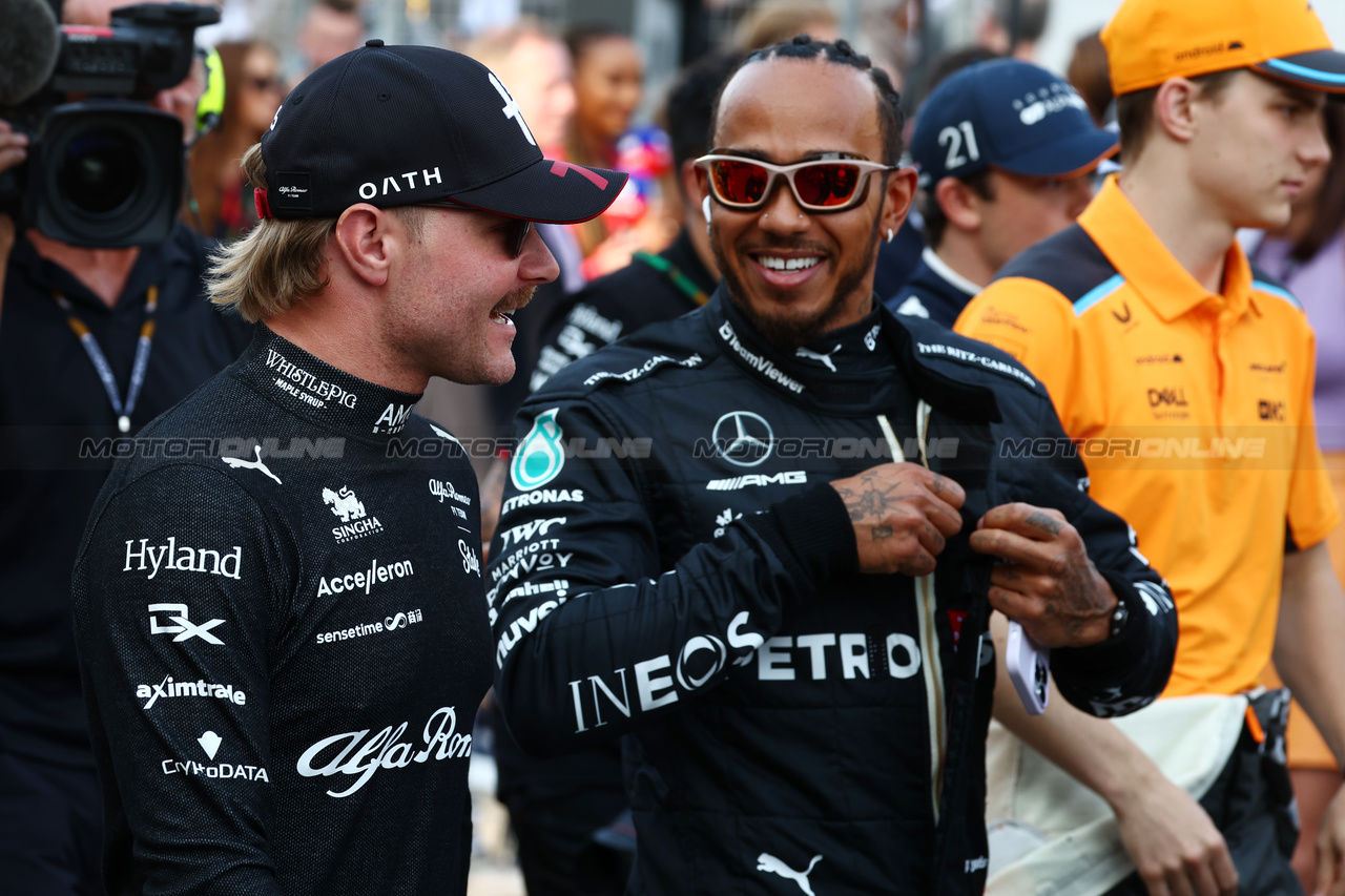 GP BAHRAIN, (L to R): Valtteri Bottas (FIN) Alfa Romeo F1 Team e Lewis Hamilton (GBR) Mercedes AMG F1 on the drivers' parade.

05.03.2023. Formula 1 World Championship, Rd 1, Bahrain Grand Prix, Sakhir, Bahrain, Gara Day.

 - www.xpbimages.com, EMail: requests@xpbimages.com © Copyright: Coates / XPB Images