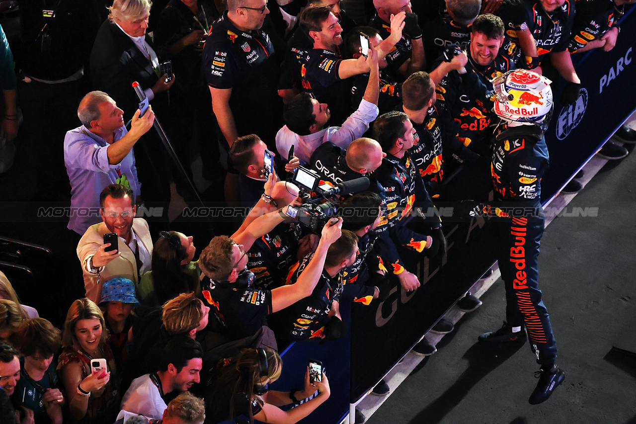 GP BAHRAIN, Gara winner Max Verstappen (NLD) Red Bull Racing celebrates with the team in parc ferme.

05.03.2023. Formula 1 World Championship, Rd 1, Bahrain Grand Prix, Sakhir, Bahrain, Gara Day.

- www.xpbimages.com, EMail: requests@xpbimages.com © Copyright: Moy / XPB Images