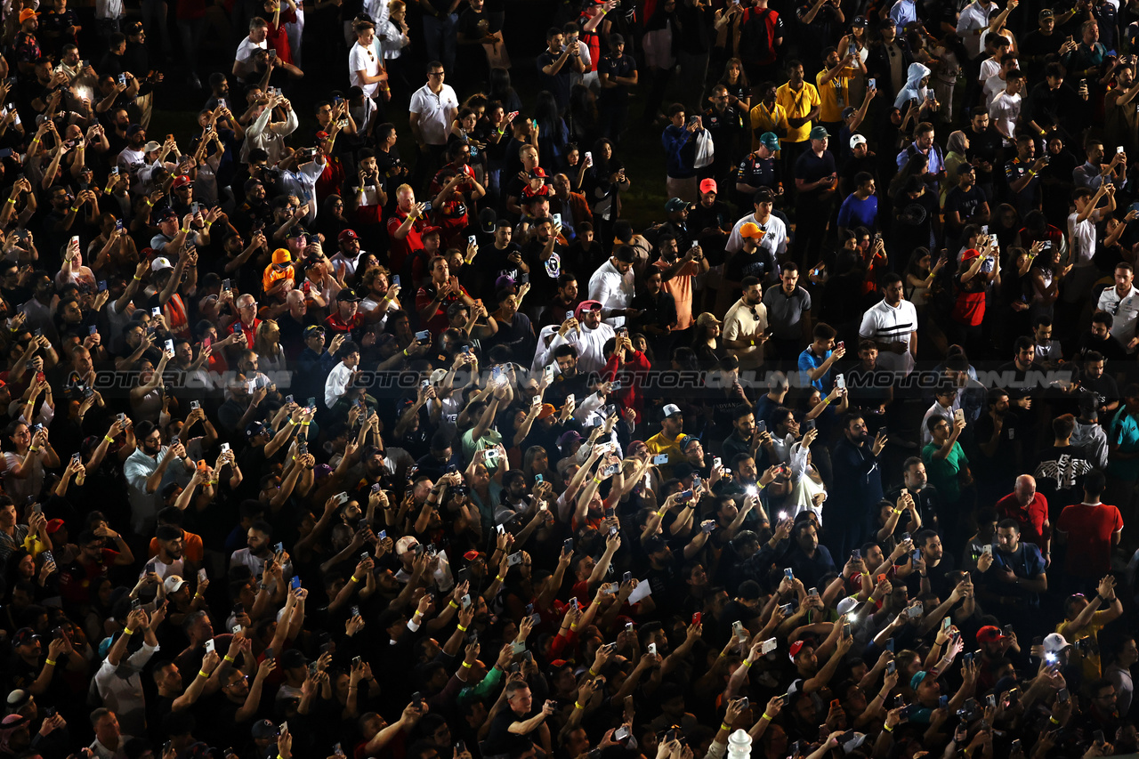 GP BAHRAIN, Circuit Atmosfera - fans in the grandstand at the end of the race.

05.03.2023. Formula 1 World Championship, Rd 1, Bahrain Grand Prix, Sakhir, Bahrain, Gara Day.

- www.xpbimages.com, EMail: requests@xpbimages.com © Copyright: Moy / XPB Images