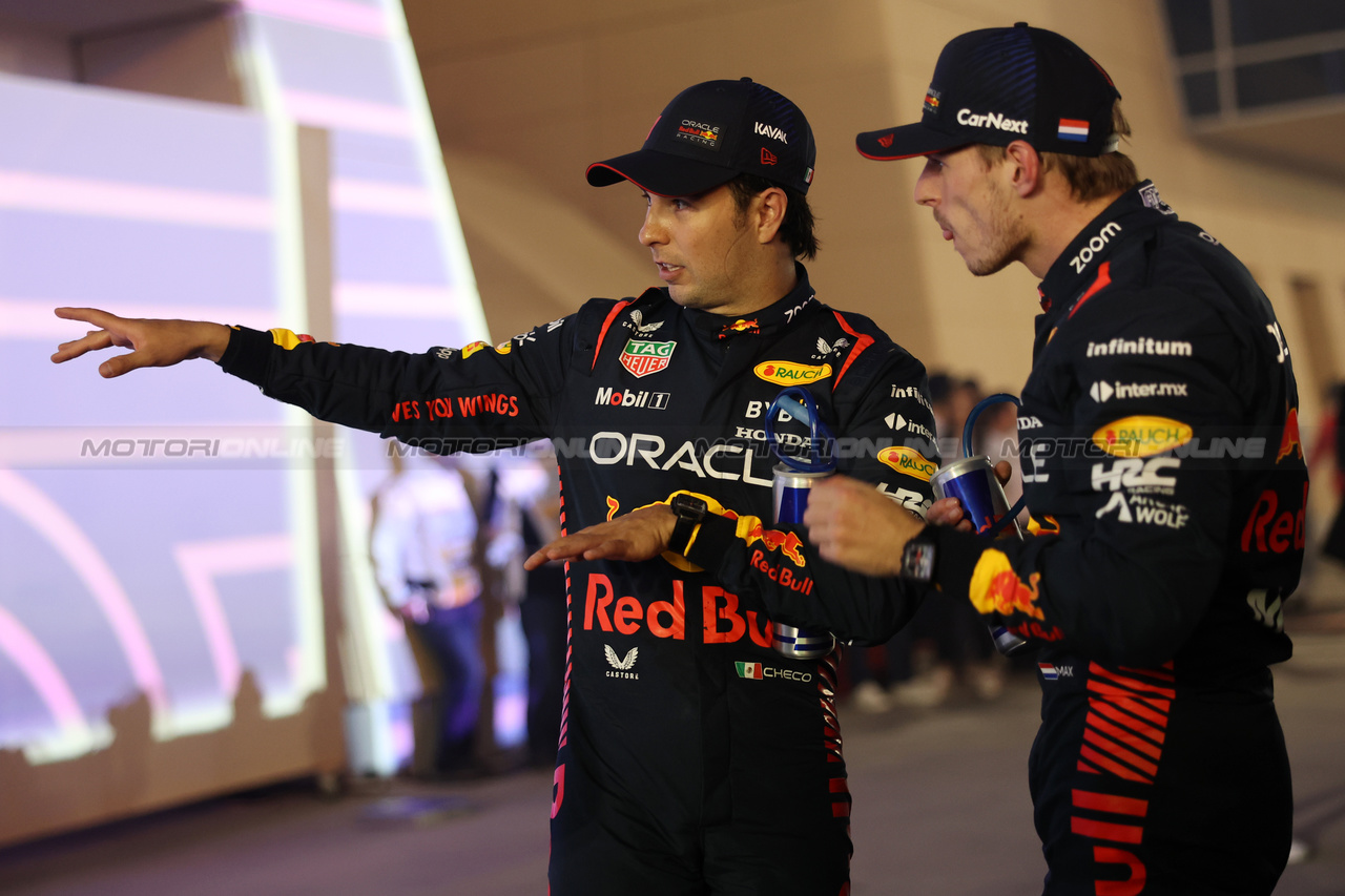 GP BAHRAIN, (L to R): Second placed Sergio Perez (MEX) Red Bull Racing with team mate e vincitore Max Verstappen (NLD) Red Bull Racing in parc ferme.

05.03.2023. Formula 1 World Championship, Rd 1, Bahrain Grand Prix, Sakhir, Bahrain, Gara Day.

- www.xpbimages.com, EMail: requests@xpbimages.com © Copyright: Bearne / XPB Images