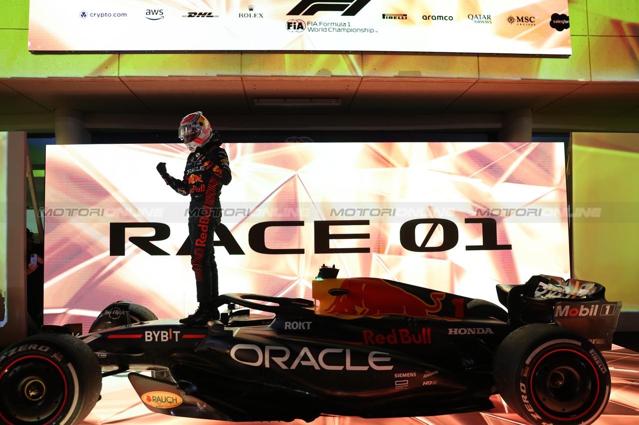 GP BAHRAIN, Gara winner Max Verstappen (NLD) Red Bull Racing RB19 celebrates in parc ferme.

05.03.2023. Formula 1 World Championship, Rd 1, Bahrain Grand Prix, Sakhir, Bahrain, Gara Day.

- www.xpbimages.com, EMail: requests@xpbimages.com © Copyright: Bearne / XPB Images