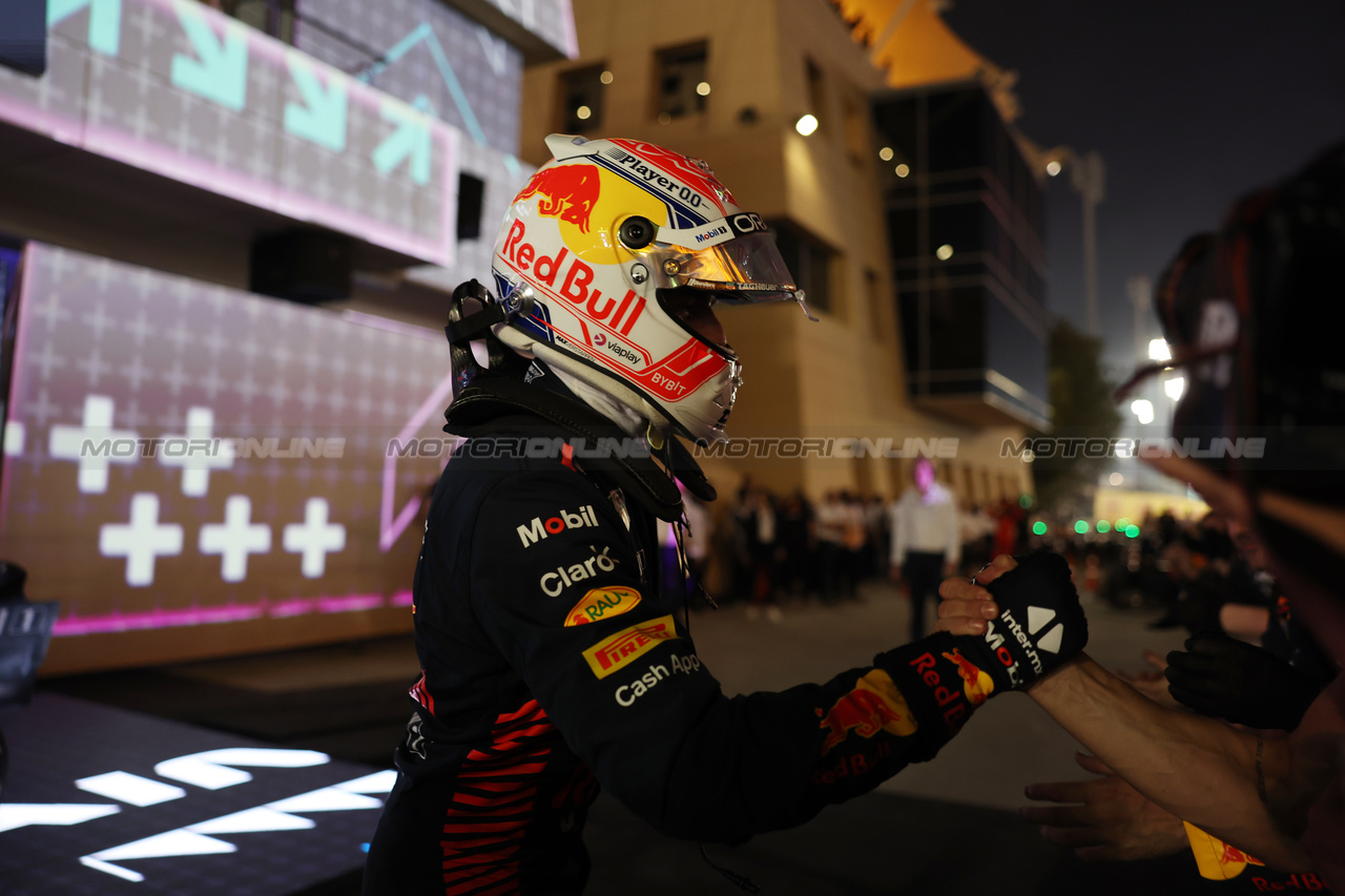 GP BAHRAIN, Gara winner Max Verstappen (NLD) Red Bull Racing celebrates in parc ferme.

05.03.2023. Formula 1 World Championship, Rd 1, Bahrain Grand Prix, Sakhir, Bahrain, Gara Day.

- www.xpbimages.com, EMail: requests@xpbimages.com © Copyright: Bearne / XPB Images