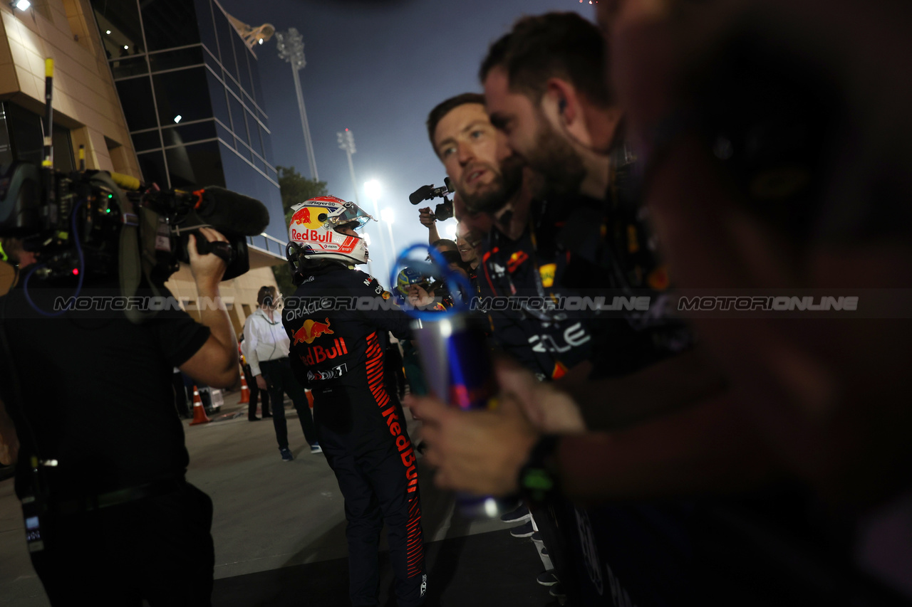 GP BAHRAIN, Gara winner Max Verstappen (NLD) Red Bull Racing celebrates in parc ferme.

05.03.2023. Formula 1 World Championship, Rd 1, Bahrain Grand Prix, Sakhir, Bahrain, Gara Day.

- www.xpbimages.com, EMail: requests@xpbimages.com © Copyright: Bearne / XPB Images