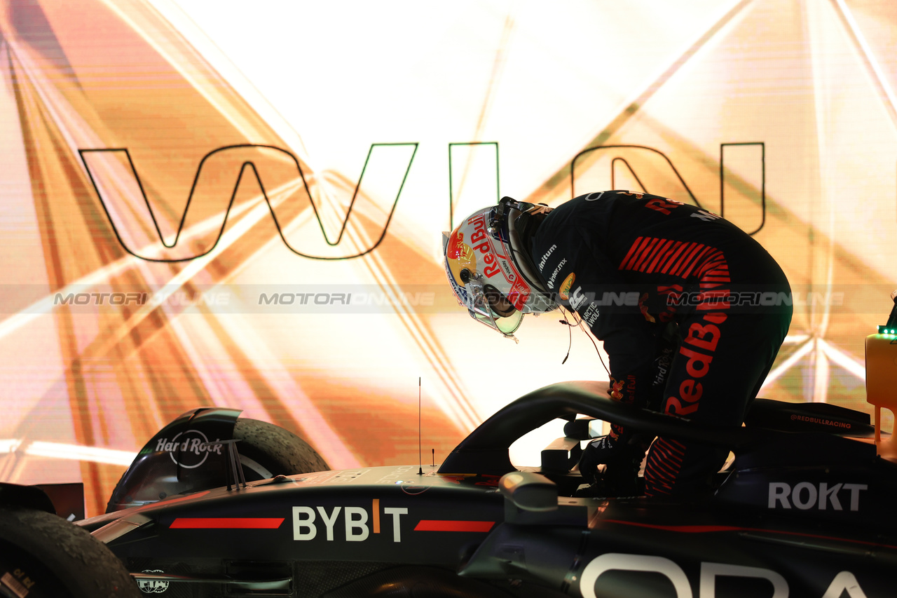 GP BAHRAIN, Gara winner Max Verstappen (NLD) Red Bull Racing RB19 celebrates in parc ferme.

05.03.2023. Formula 1 World Championship, Rd 1, Bahrain Grand Prix, Sakhir, Bahrain, Gara Day.

- www.xpbimages.com, EMail: requests@xpbimages.com © Copyright: Bearne / XPB Images