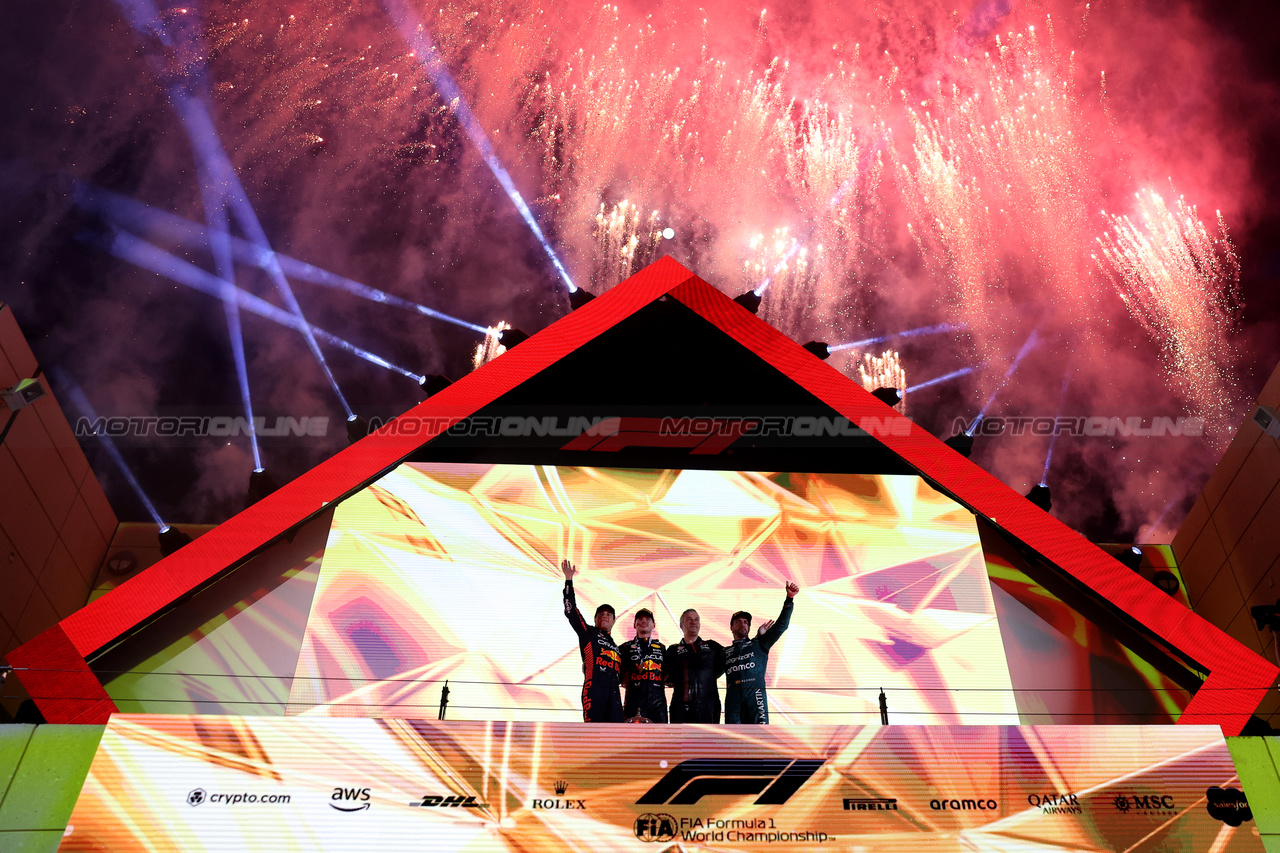 GP BAHRAIN, The podium (L to R): Sergio Perez (MEX) Red Bull Racing, second; Max Verstappen (NLD) Red Bull Racing, vincitore; Fernando Alonso (ESP) Aston Martin F1 Team, third.

05.03.2023. Formula 1 World Championship, Rd 1, Bahrain Grand Prix, Sakhir, Bahrain, Gara Day.

- www.xpbimages.com, EMail: requests@xpbimages.com © Copyright: Bearne / XPB Images