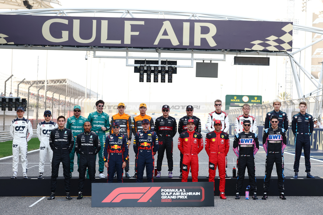 GP BAHRAIN, The drivers' partenza of season group photograph.

05.03.2023. Formula 1 World Championship, Rd 1, Bahrain Grand Prix, Sakhir, Bahrain, Gara Day.

 - www.xpbimages.com, EMail: requests@xpbimages.com © Copyright: Coates / XPB Images