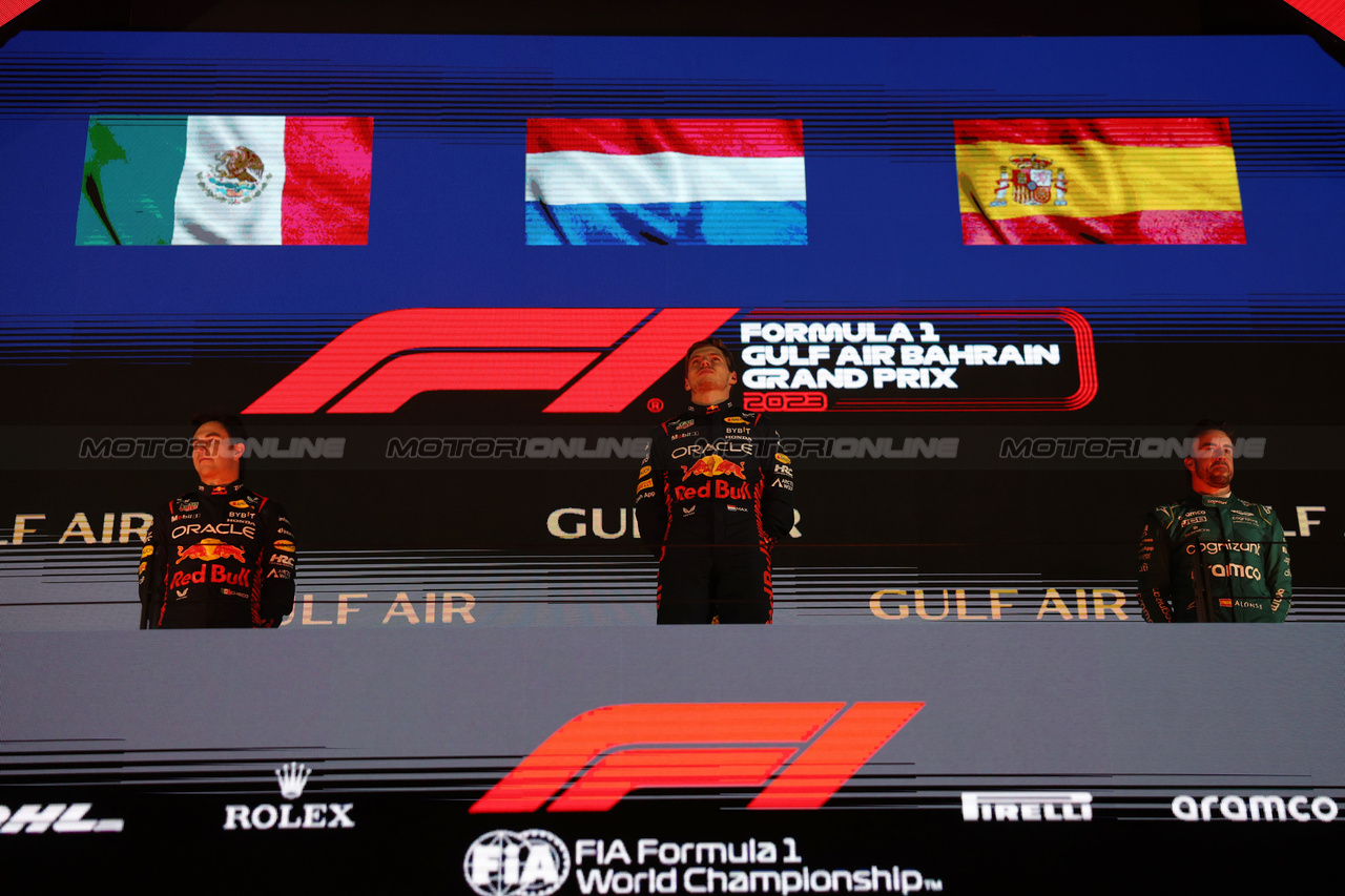 GP BAHRAIN, The podium (L to R): Sergio Perez (MEX) Red Bull Racing, second; Max Verstappen (NLD) Red Bull Racing, vincitore; Fernando Alonso (ESP) Aston Martin F1 Team, third.

05.03.2023. Formula 1 World Championship, Rd 1, Bahrain Grand Prix, Sakhir, Bahrain, Gara Day.

- www.xpbimages.com, EMail: requests@xpbimages.com © Copyright: Bearne / XPB Images