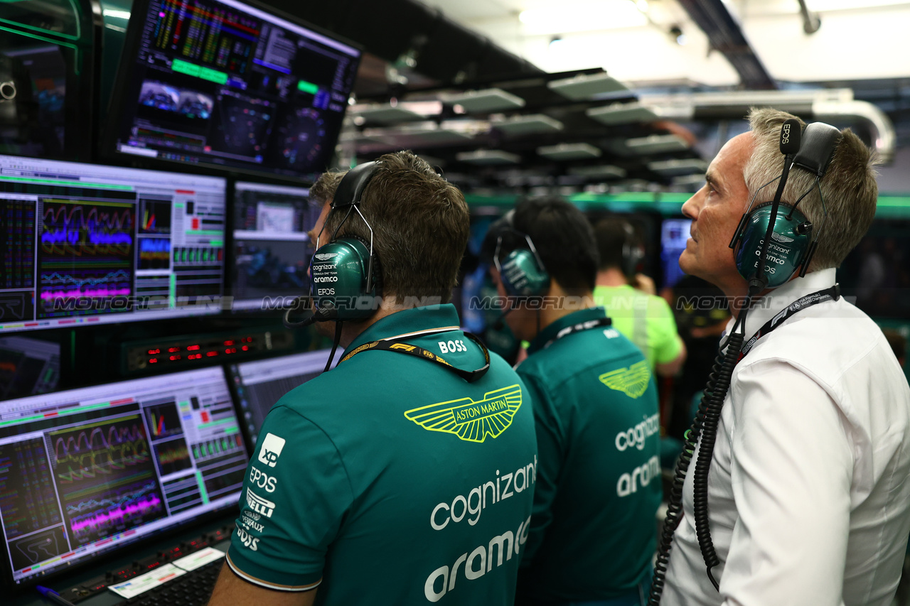 GP BAHRAIN, Martin Whitmarsh (GBR) Aston Martin F1 Team Group Chief Executive Officer watches the race.

05.03.2023. Formula 1 World Championship, Rd 1, Bahrain Grand Prix, Sakhir, Bahrain, Gara Day.

 - www.xpbimages.com, EMail: requests@xpbimages.com © Copyright: Coates / XPB Images