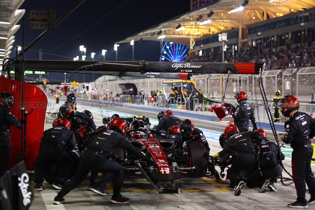 GP BAHRAIN, Zhou Guanyu (CHN) Alfa Romeo F1 Team C43 makes a pit stop.

05.03.2023. Formula 1 World Championship, Rd 1, Bahrain Grand Prix, Sakhir, Bahrain, Gara Day.

 - www.xpbimages.com, EMail: requests@xpbimages.com © Copyright: Coates / XPB Images
