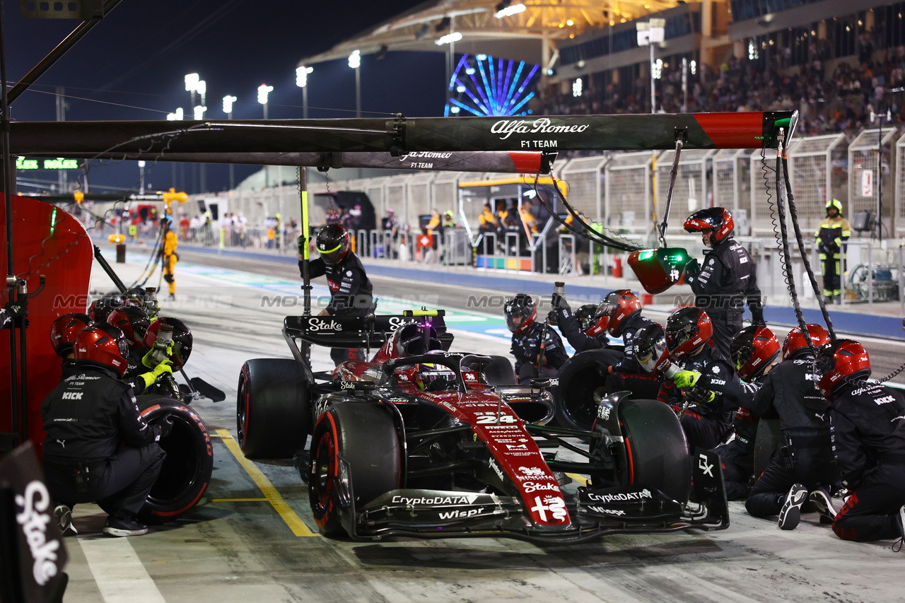 GP BAHRAIN, Zhou Guanyu (CHN) Alfa Romeo F1 Team C43 makes a pit stop.

05.03.2023. Formula 1 World Championship, Rd 1, Bahrain Grand Prix, Sakhir, Bahrain, Gara Day.

 - www.xpbimages.com, EMail: requests@xpbimages.com © Copyright: Coates / XPB Images